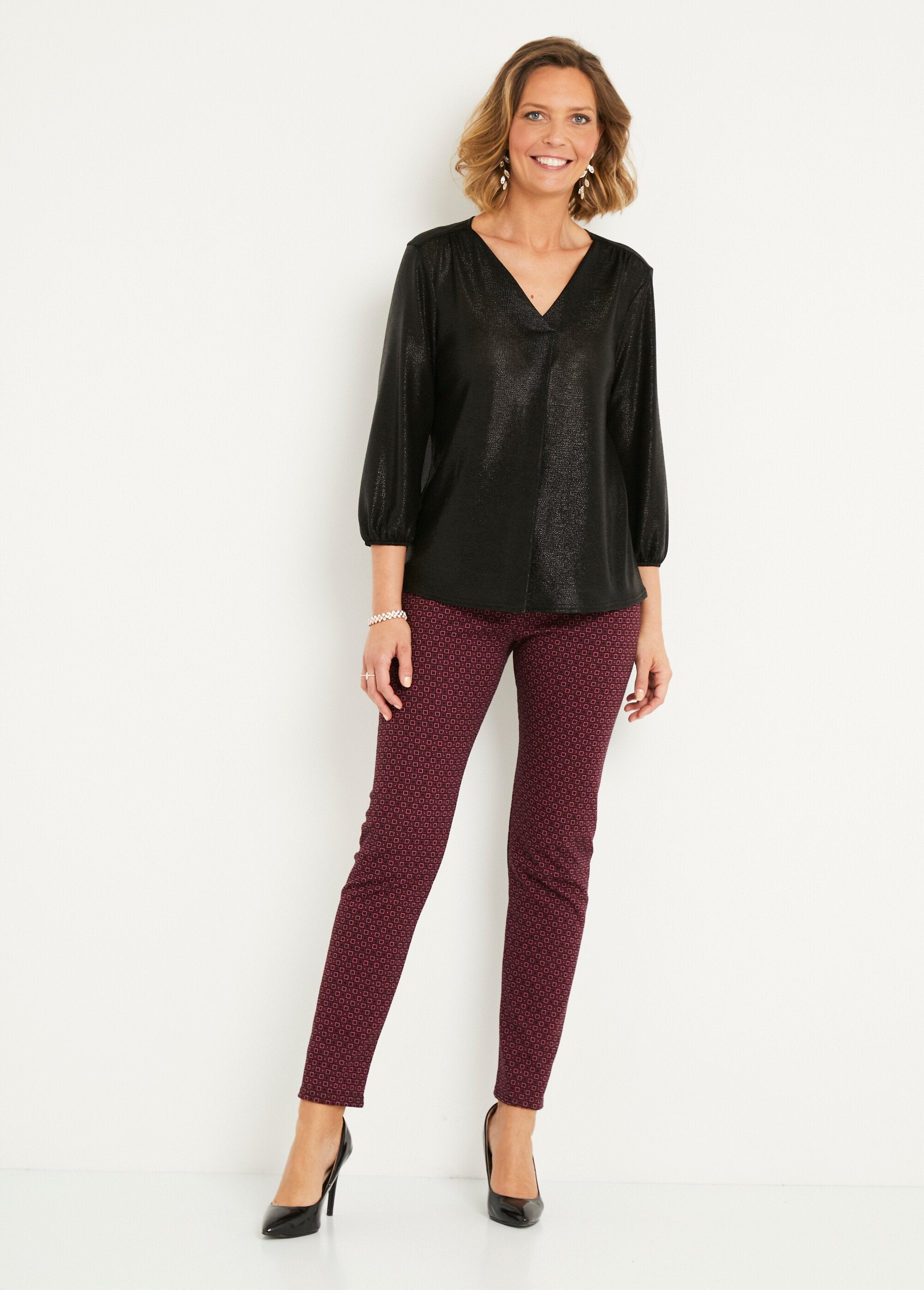 Camiseta_holgada_de_largo_medio_en_punto_brillante_con_cuello_en_V_Negro_SF1_slim