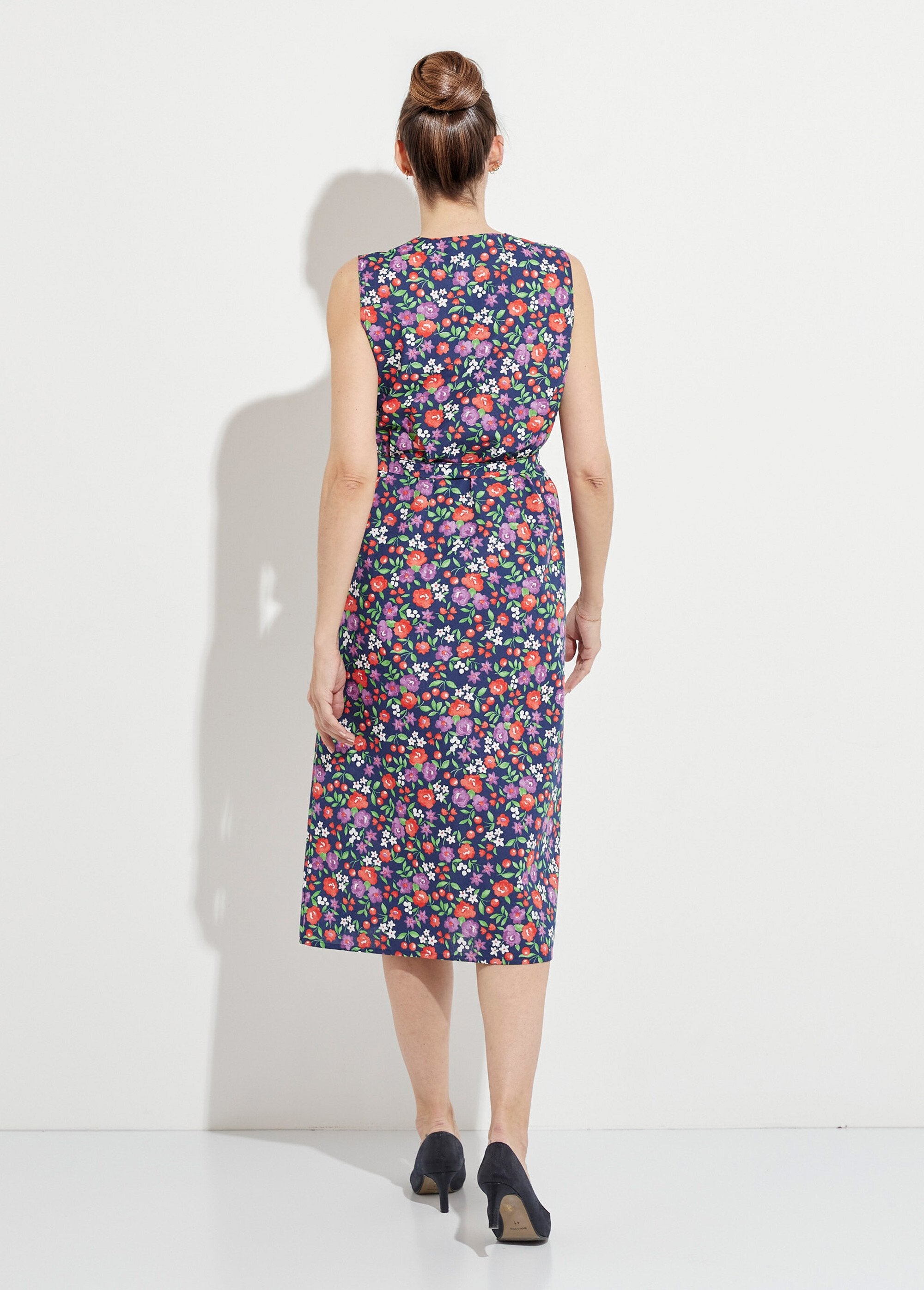 Delantal_sin_mangas_abotonado_con_estampado_floral_Marina_DO1_slim