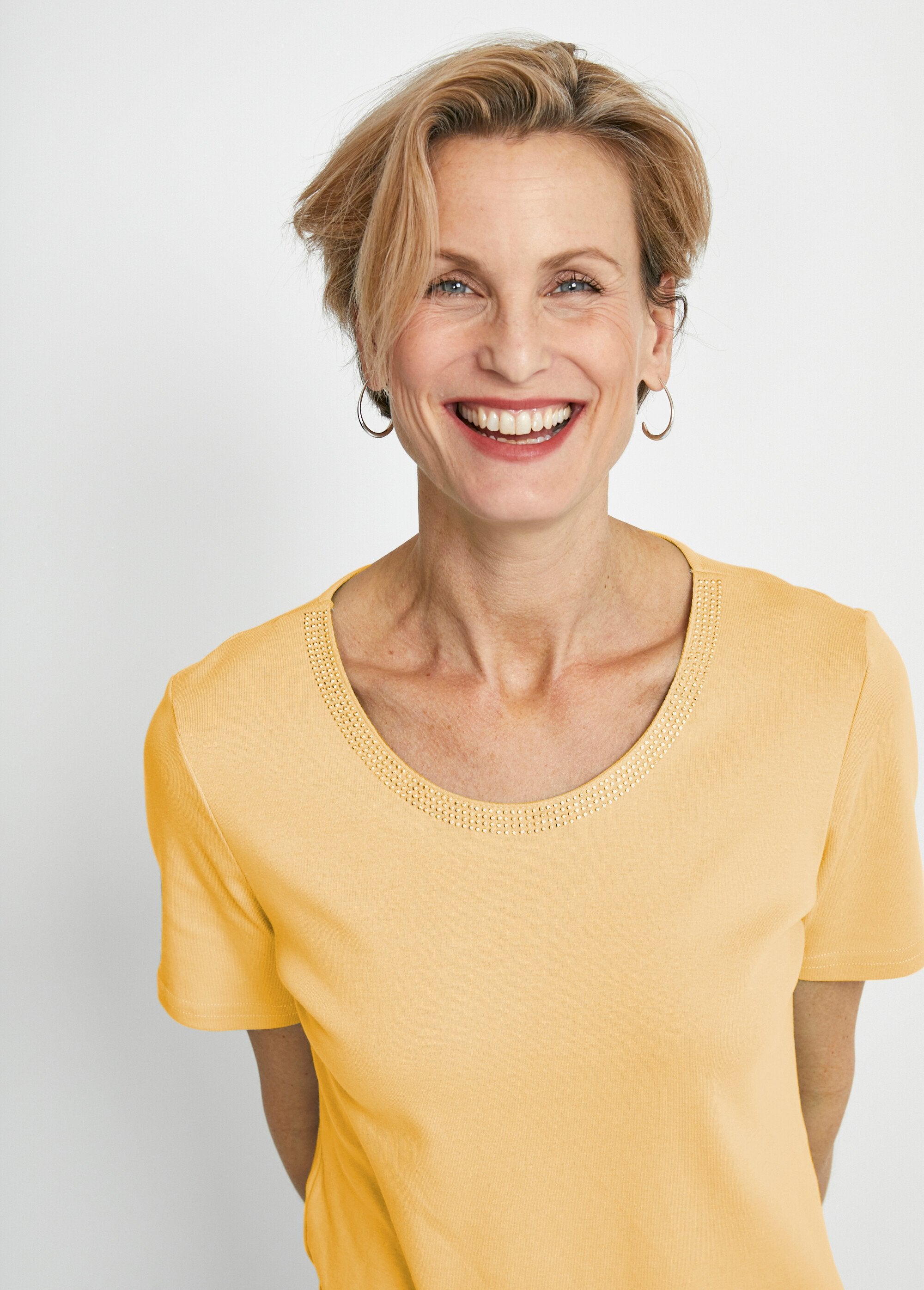 Camiseta_de_manga_corta_con_tachuelas_AMARILLO_DE1_slim