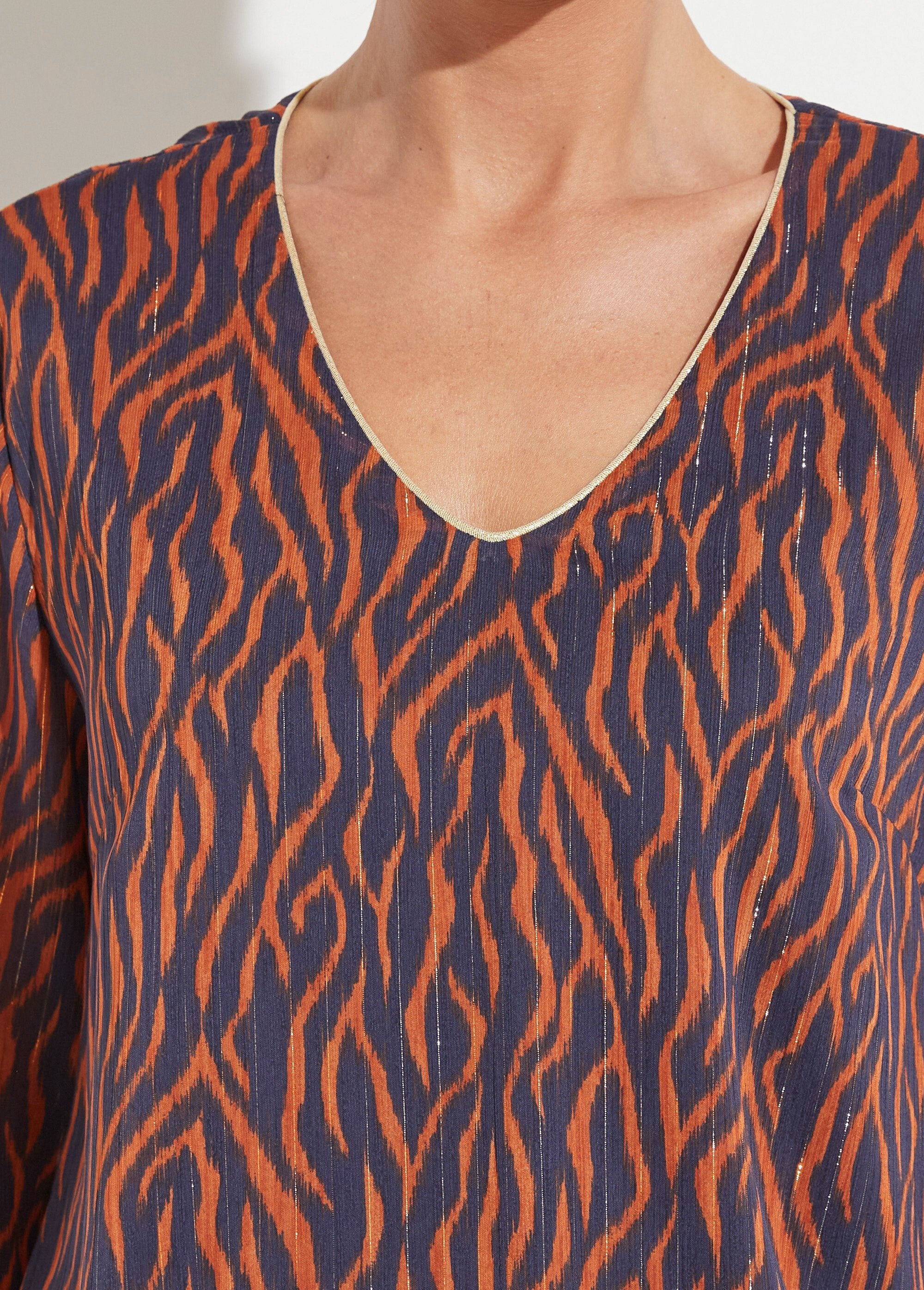 Túnica_con_cuello_en_V_y_forro_de_voile_estampado_Estampado_azul_marino_DE1_slim