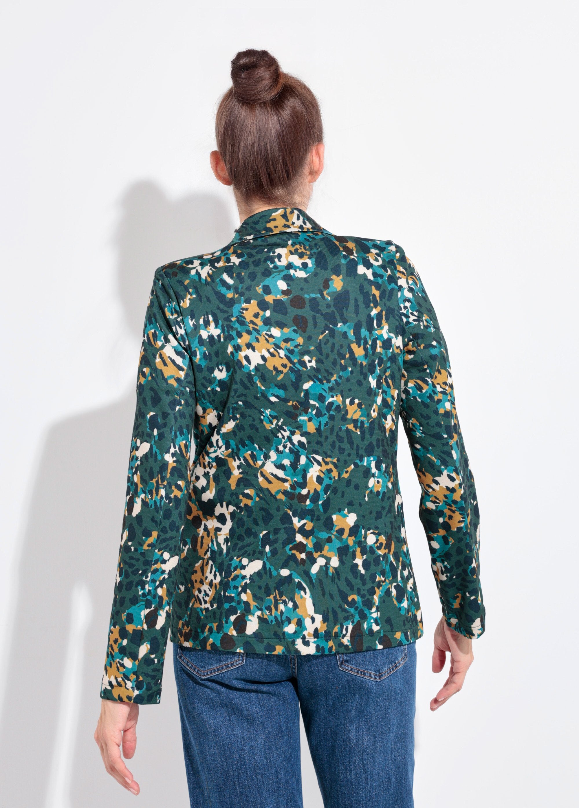 Chaqueta_con_estampado_artístico_y_botón_joya_de_metal_Pato_y_amarillo_DO1_slim