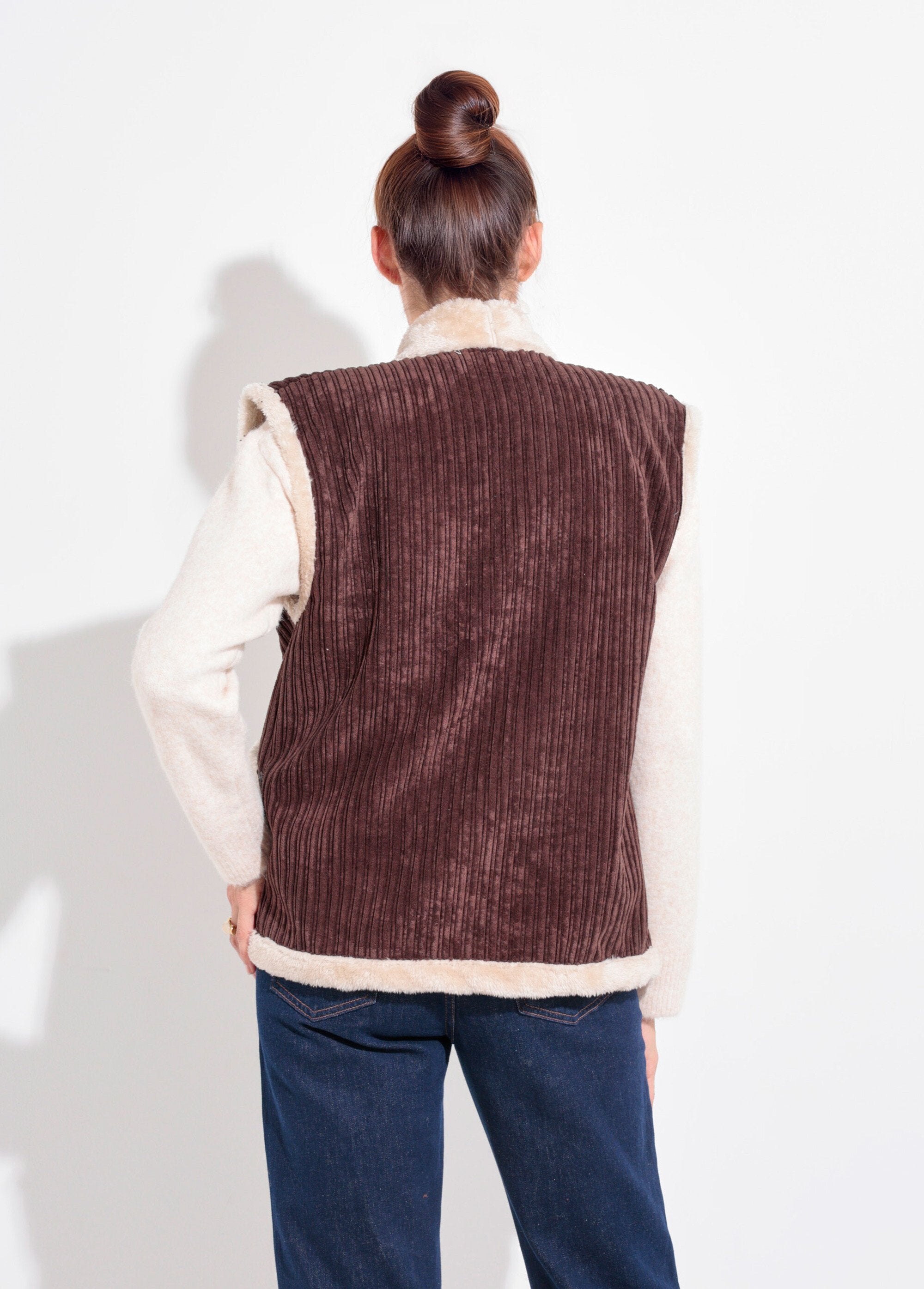 Chaqueta_sin_mangas_de_terciopelo_y_piel_Castaño_DO1_slim