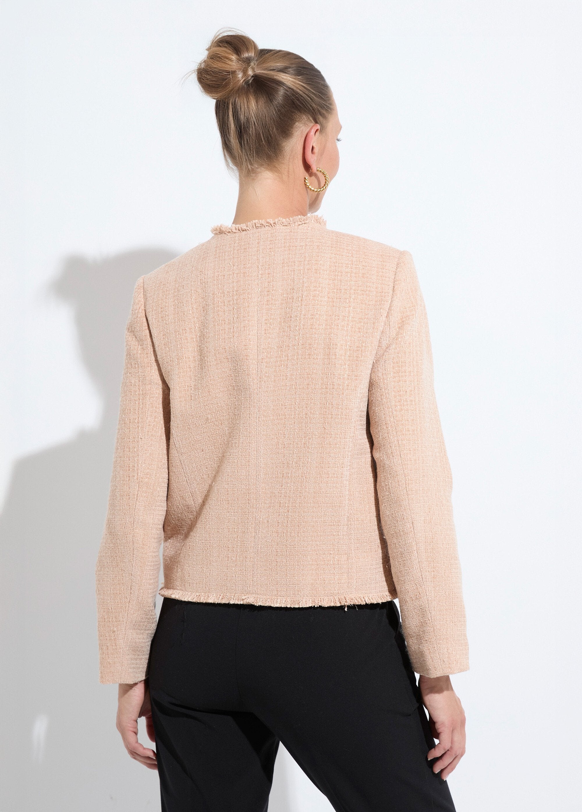 Chaqueta_de_tweed_abotonada_con_flecos_y_sin_cuello_Almendra_DO1_slim