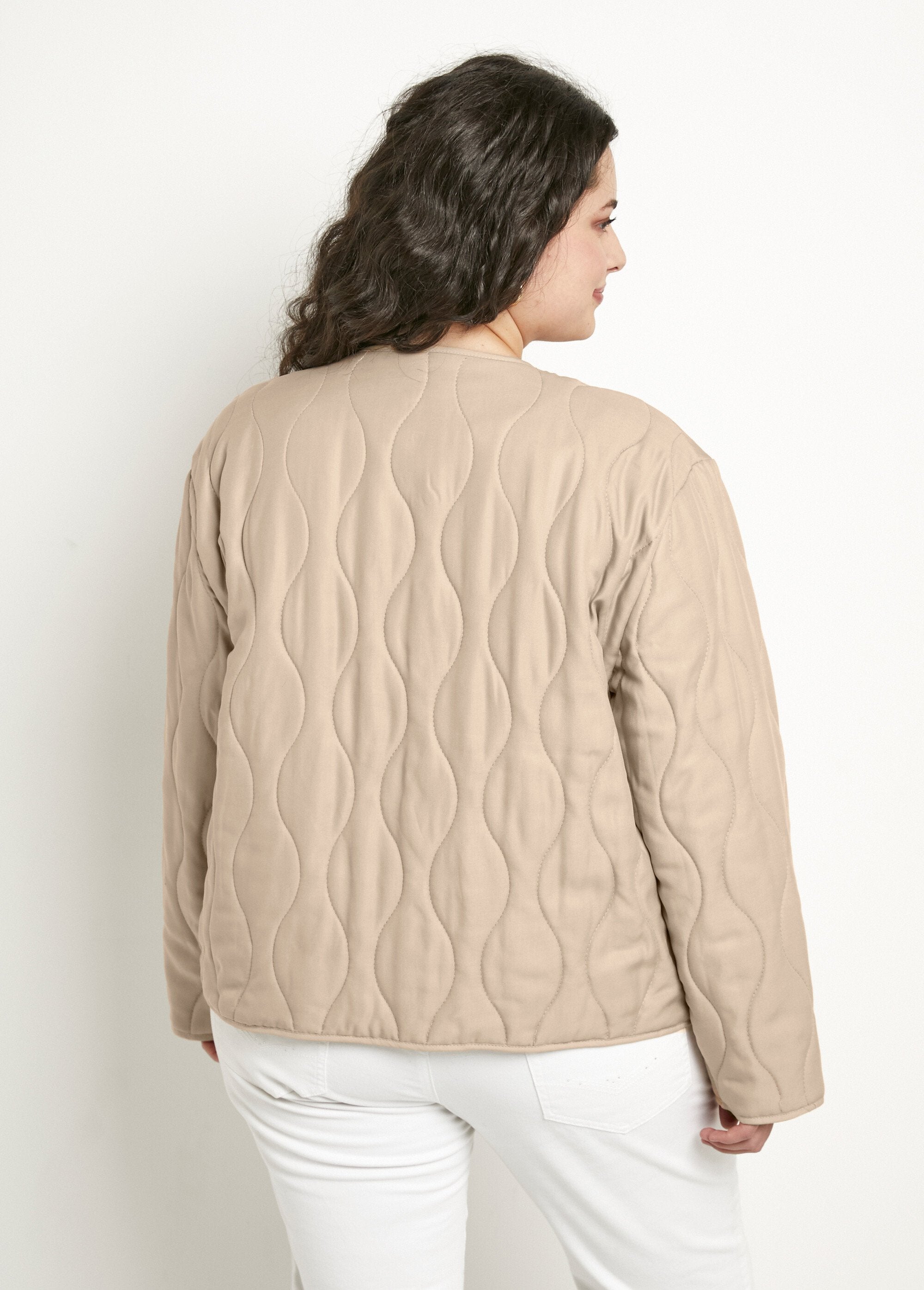 Chaqueta_corta_lisa_acolchada_con_cremallera_y_cuello_redondo_Beige_DO1_curvy