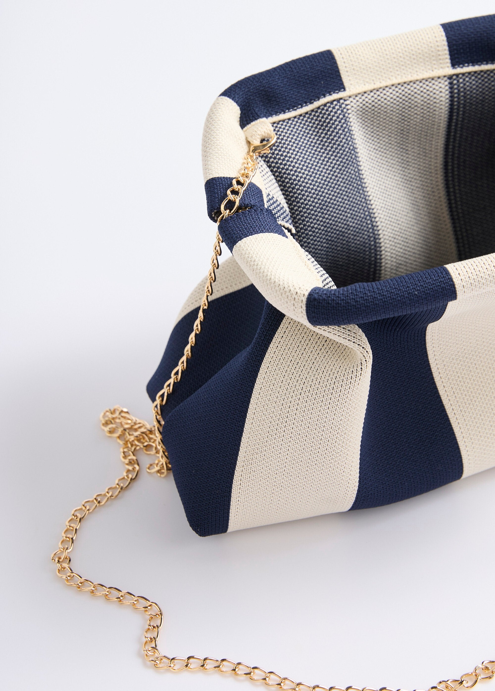 Bolso_de_malla_de_moda_con_cierre_rígido._Azul_marino_y_crudo_DE1_slim