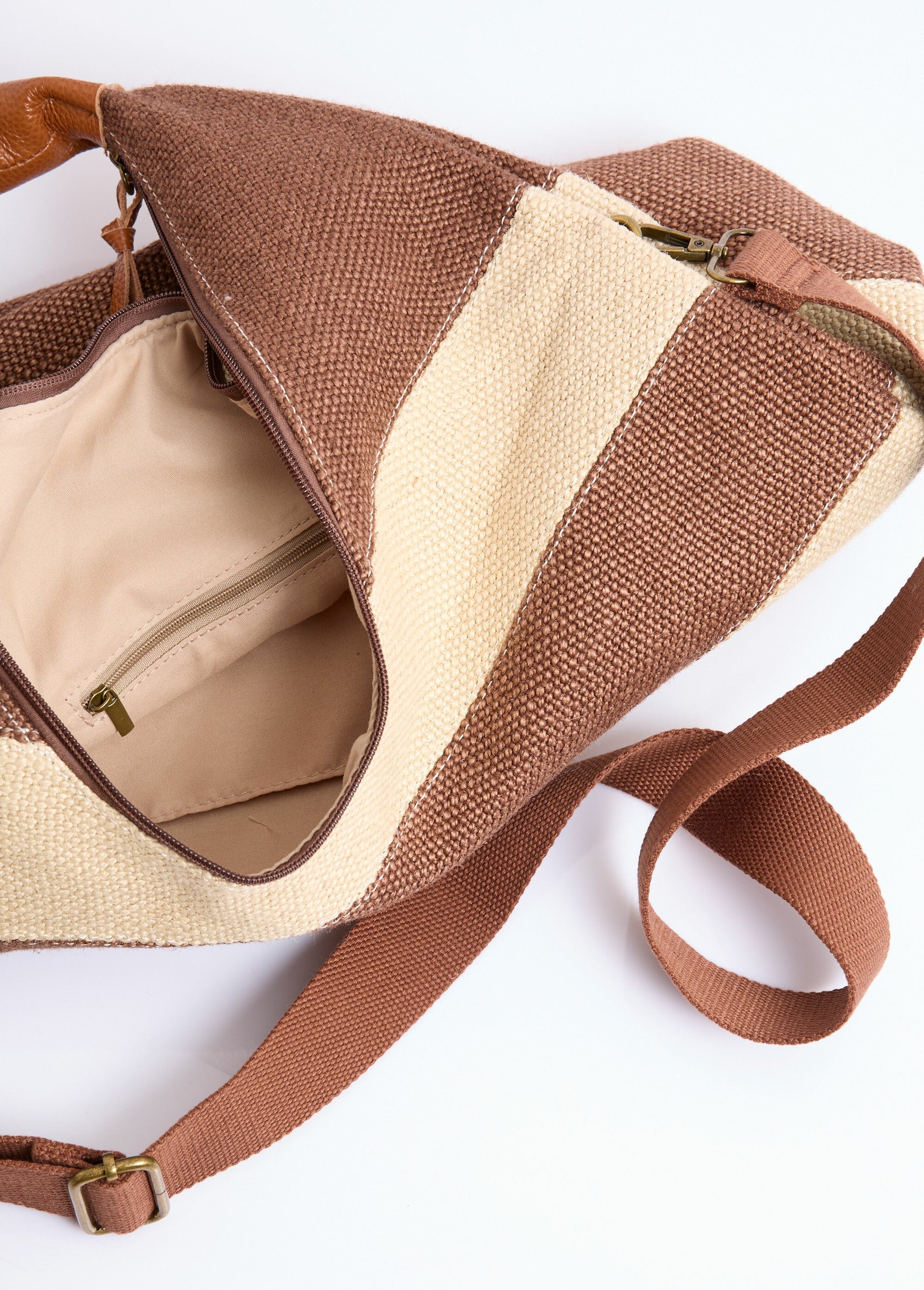 Bolso_tote_grande_de_yute_a_rayas_con_detalles_de_piel_Castaño_DE2_slim