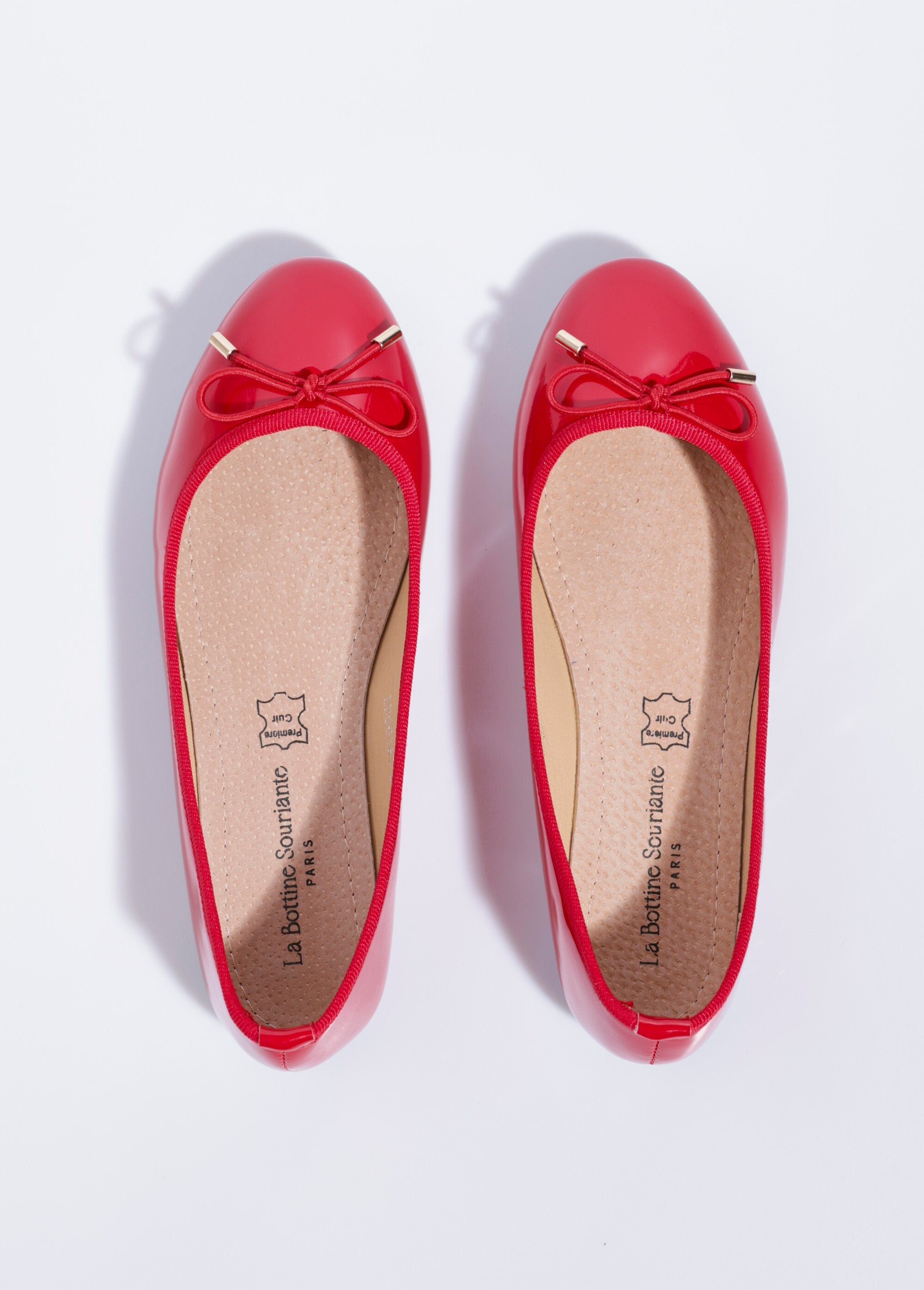 Bailarinas_planas_de_charol_con_pequeño_lazo_barniz_rojo_OV1_slim