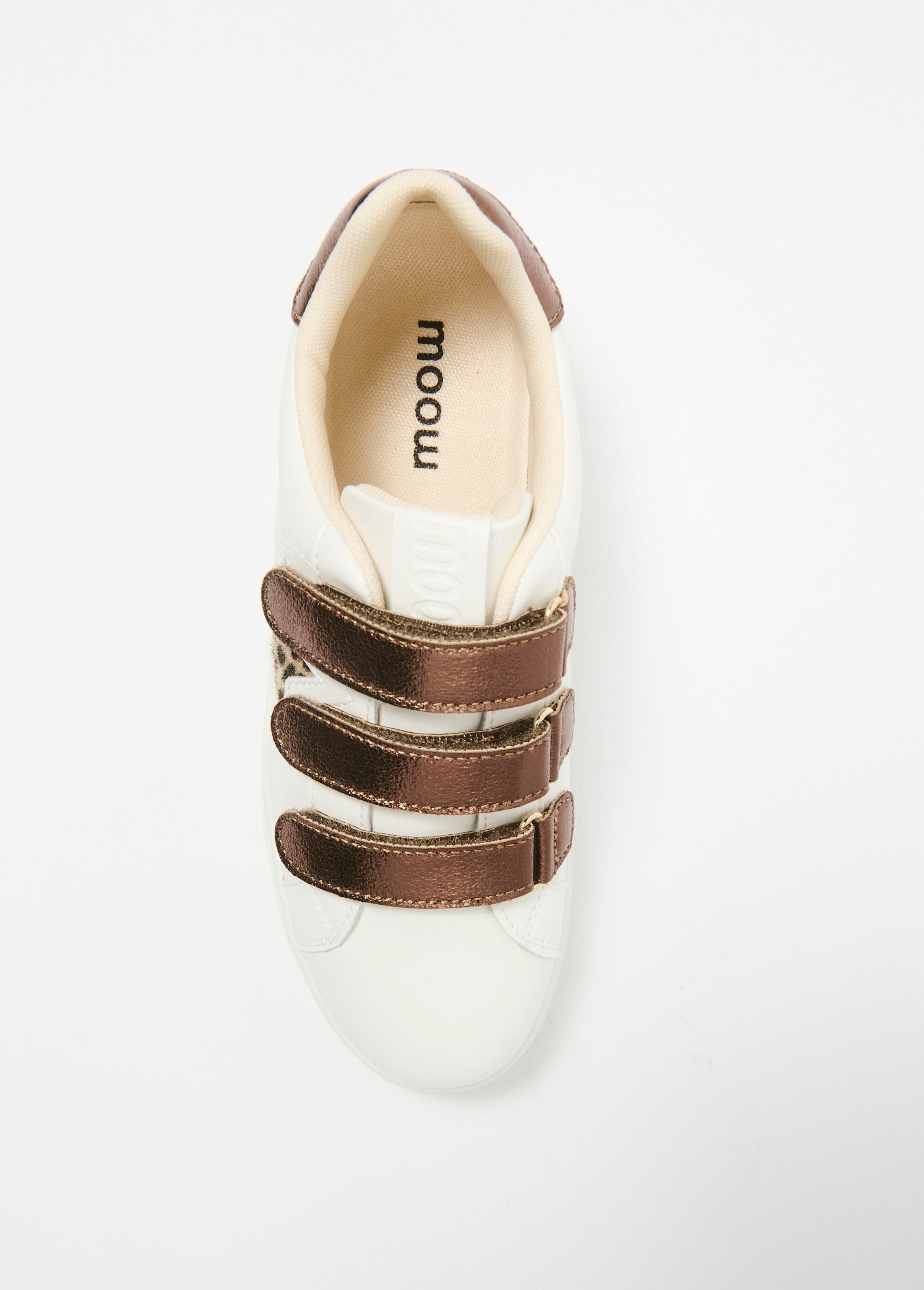 Deportivas_con_velcro_y_tacón_en_contraste._Blanco_y_bronce_OV1_slim