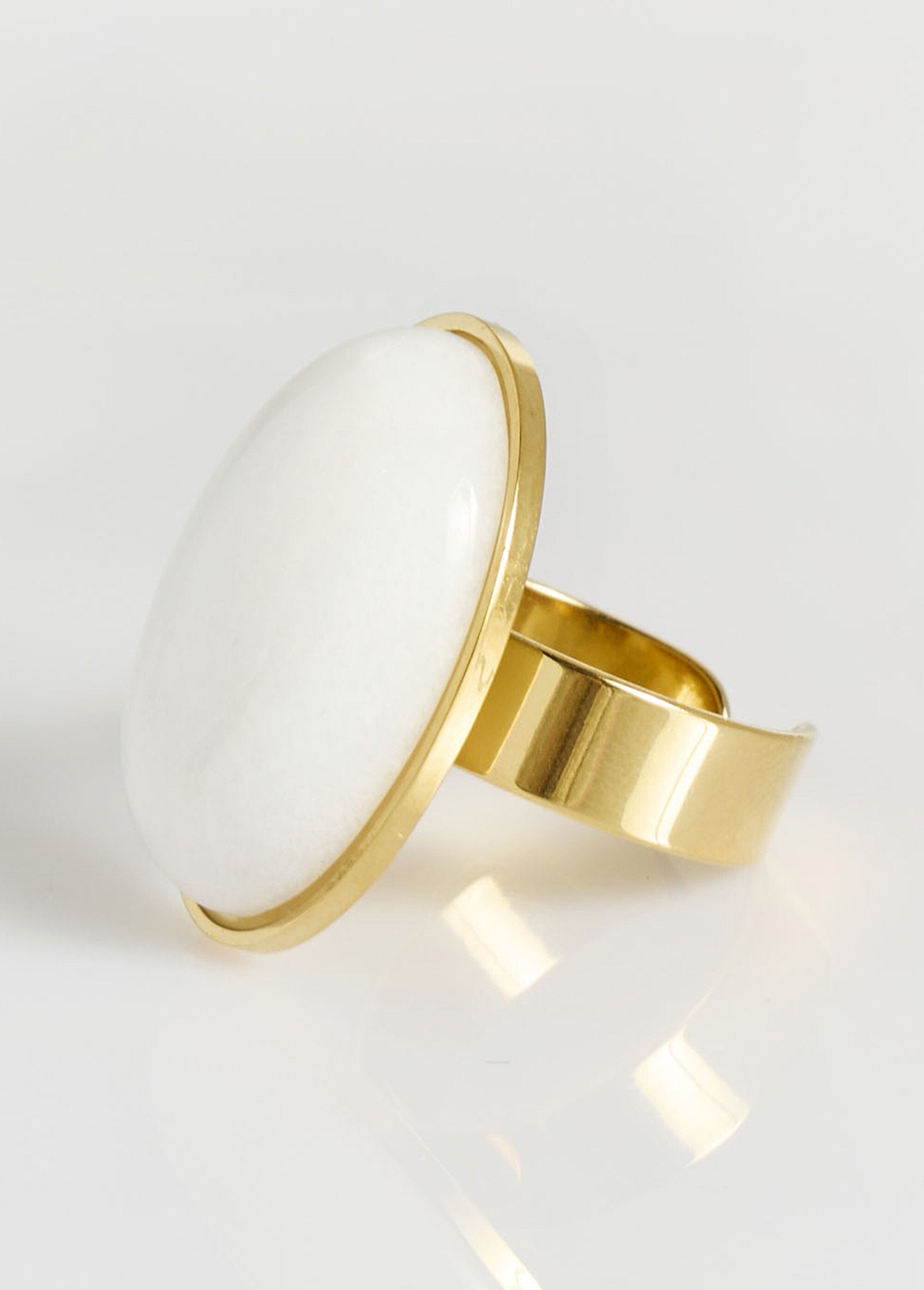 Anillo_de_acero_inoxidable_con_medallón_de_resina._Blanco,_Blanca_FA1_slim