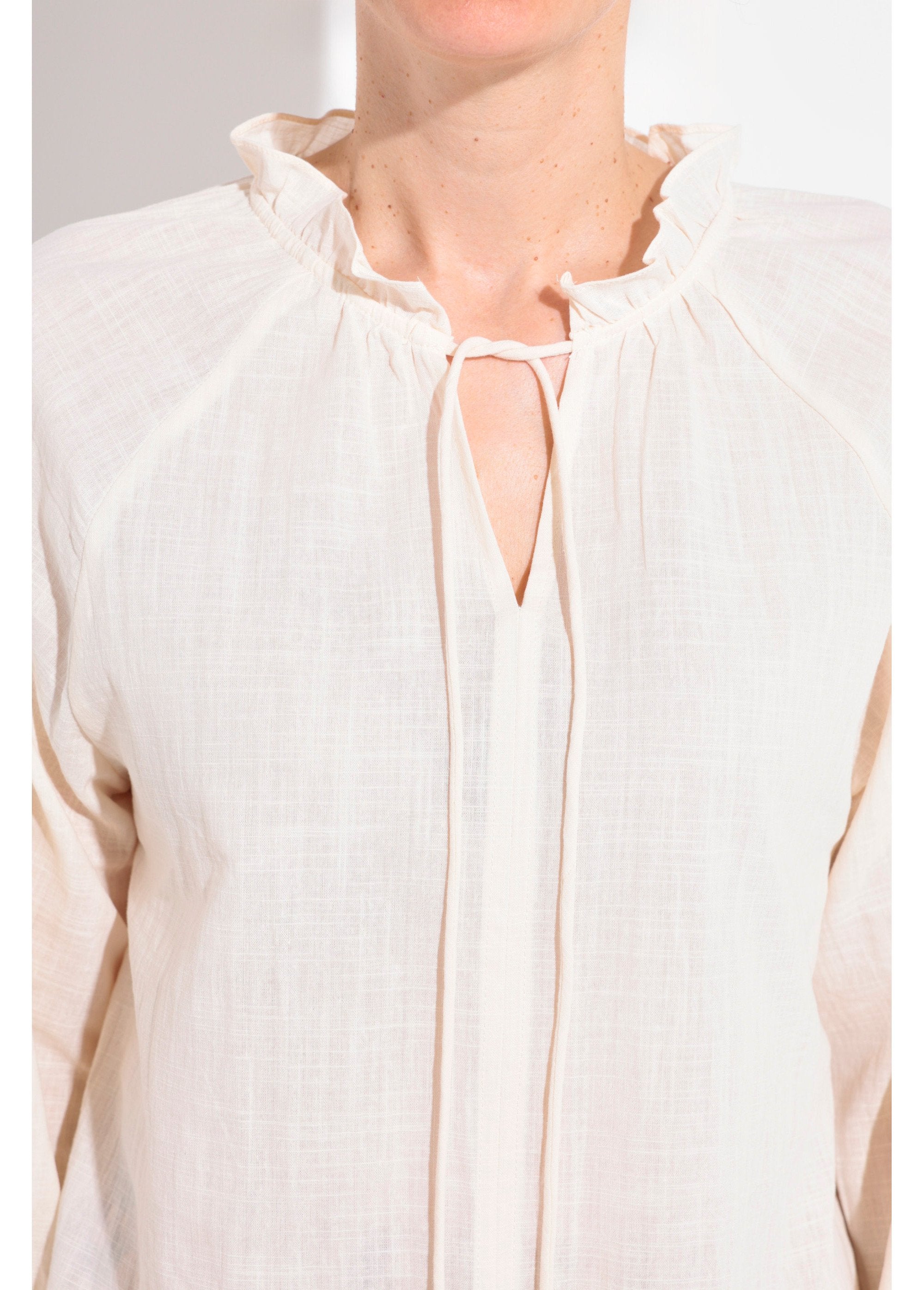 Blusa_holgada_con_cuello_en_V_y_lazo_Beige_DE1_slim