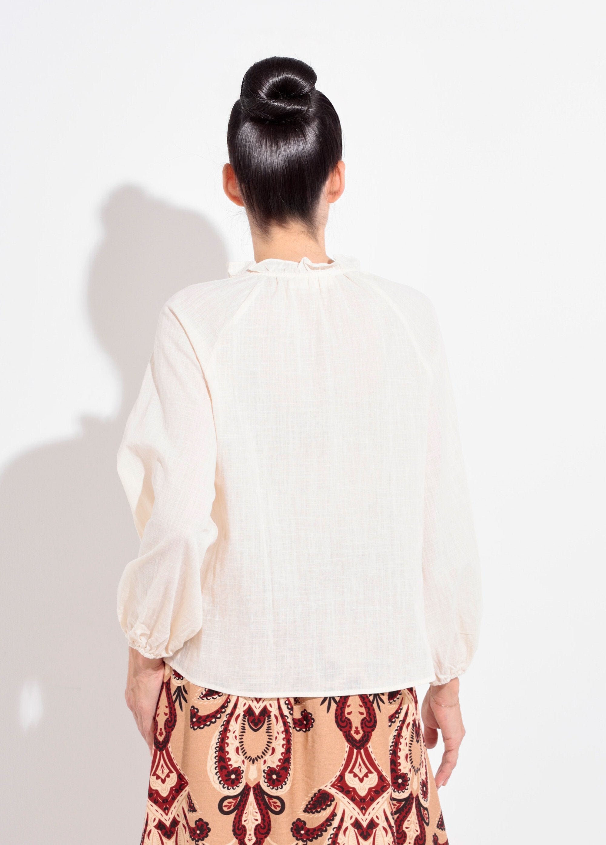Blusa_holgada_con_cuello_en_V_y_lazo_Beige_DO1_slim