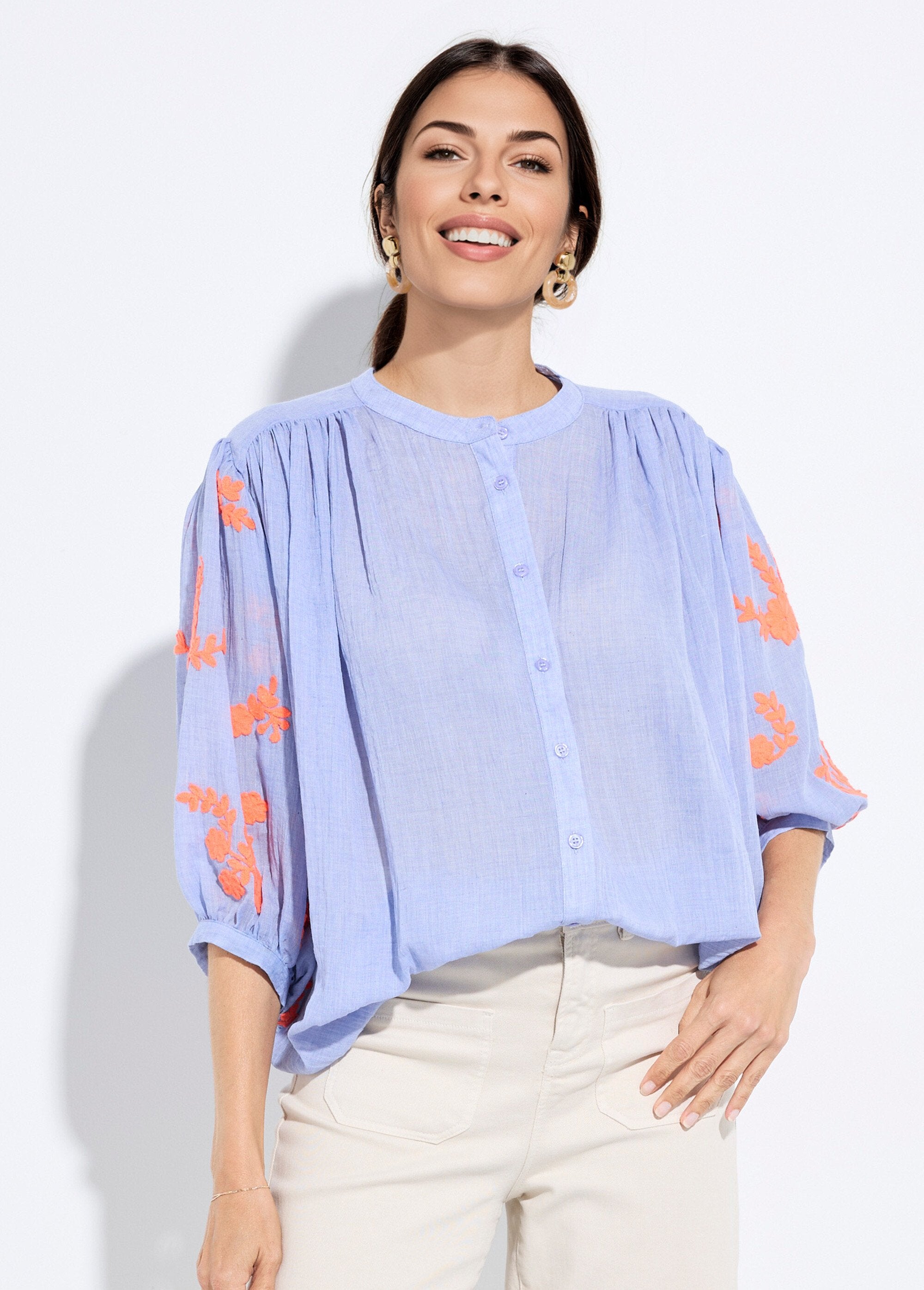 Blusa_de_chambray_con_bordado_en_contraste_Azul_FA1_slim