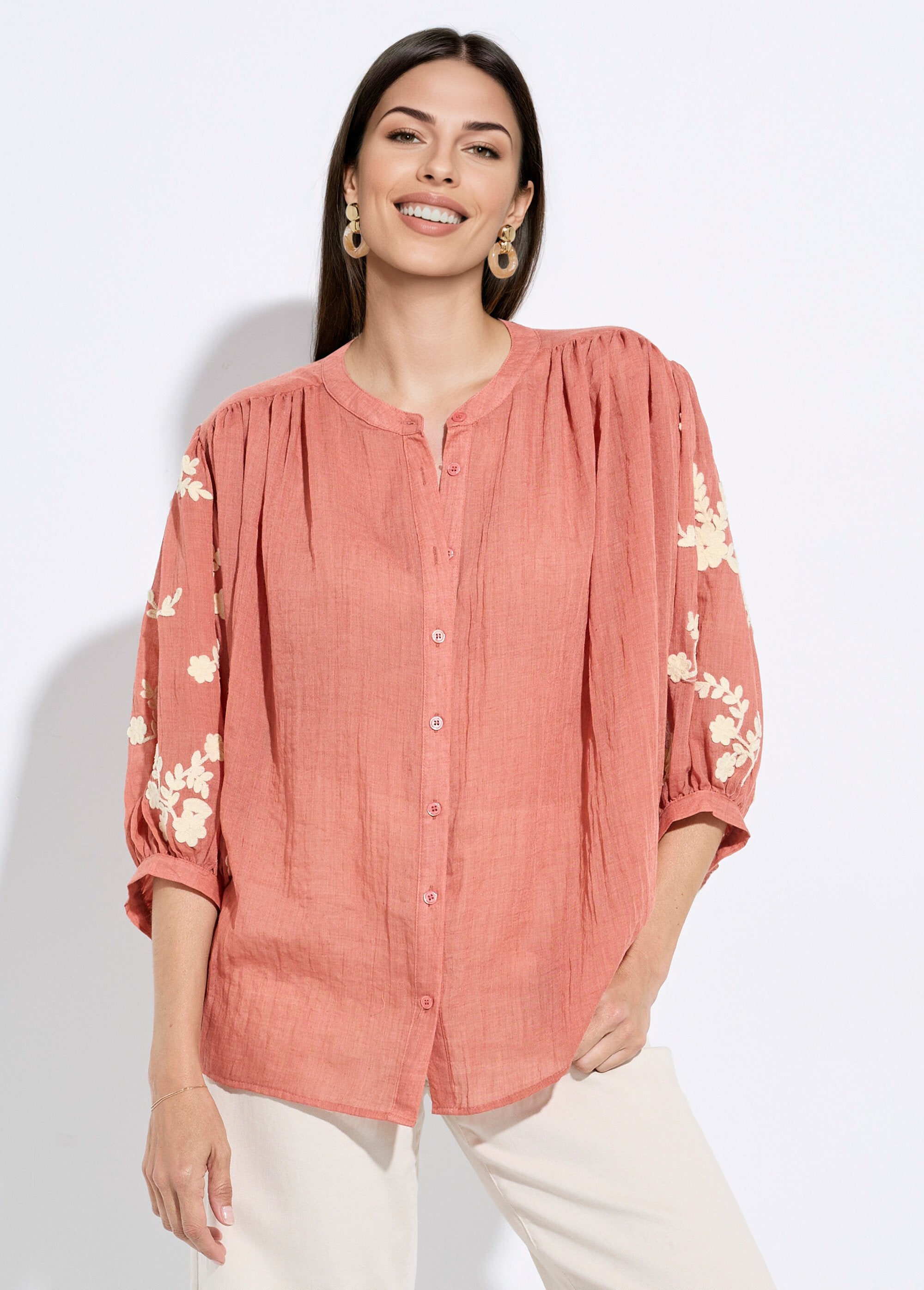 Blusa_de_chambray_con_bordado_en_contraste_Ladrillo_FA1_slim