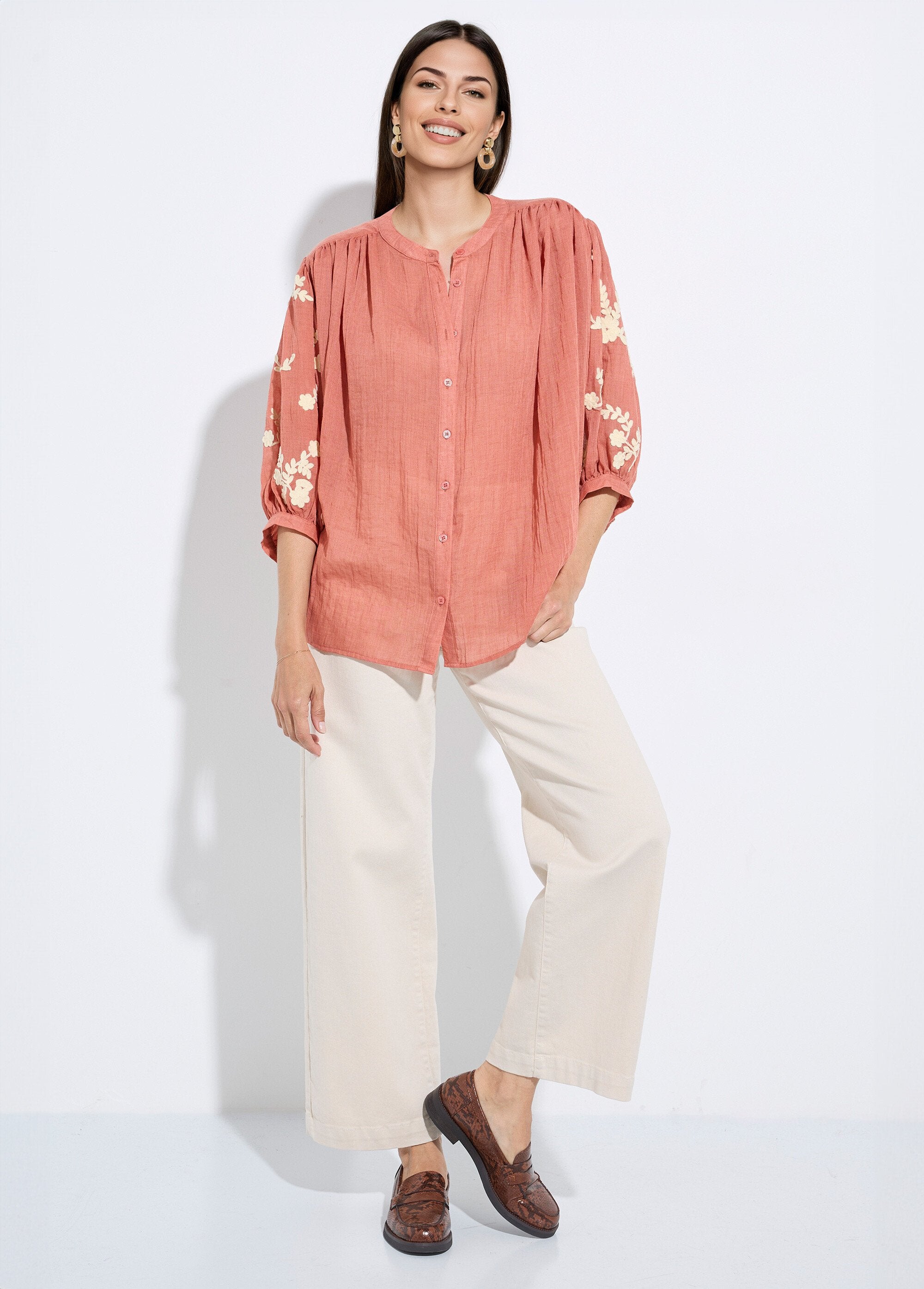 Blusa_de_chambray_con_bordado_en_contraste_Ladrillo_SF1_slim