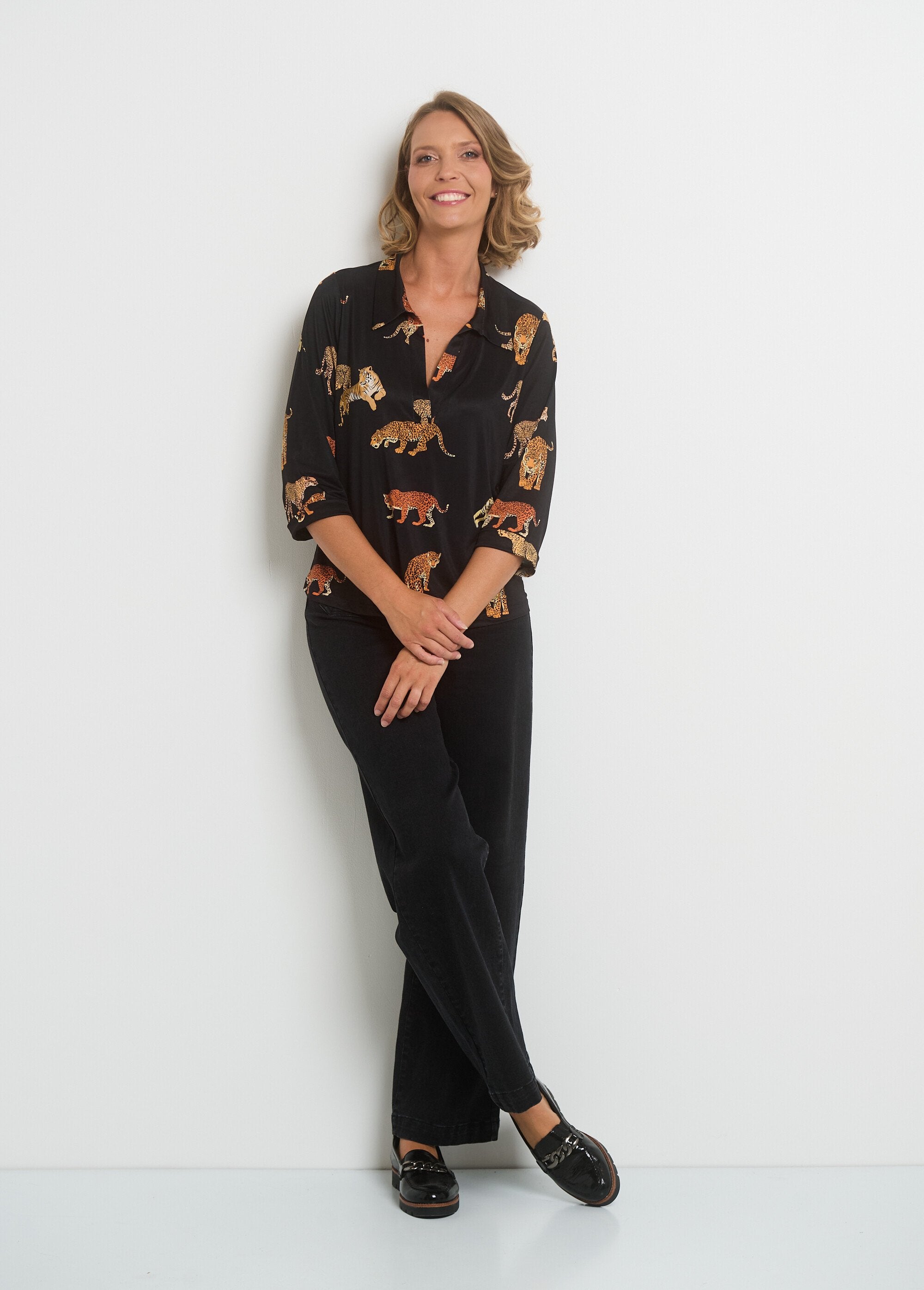 Blusa_corta_con_cuello_de_pico_y_estampado_animal_Estampados_negros_SF1_slim