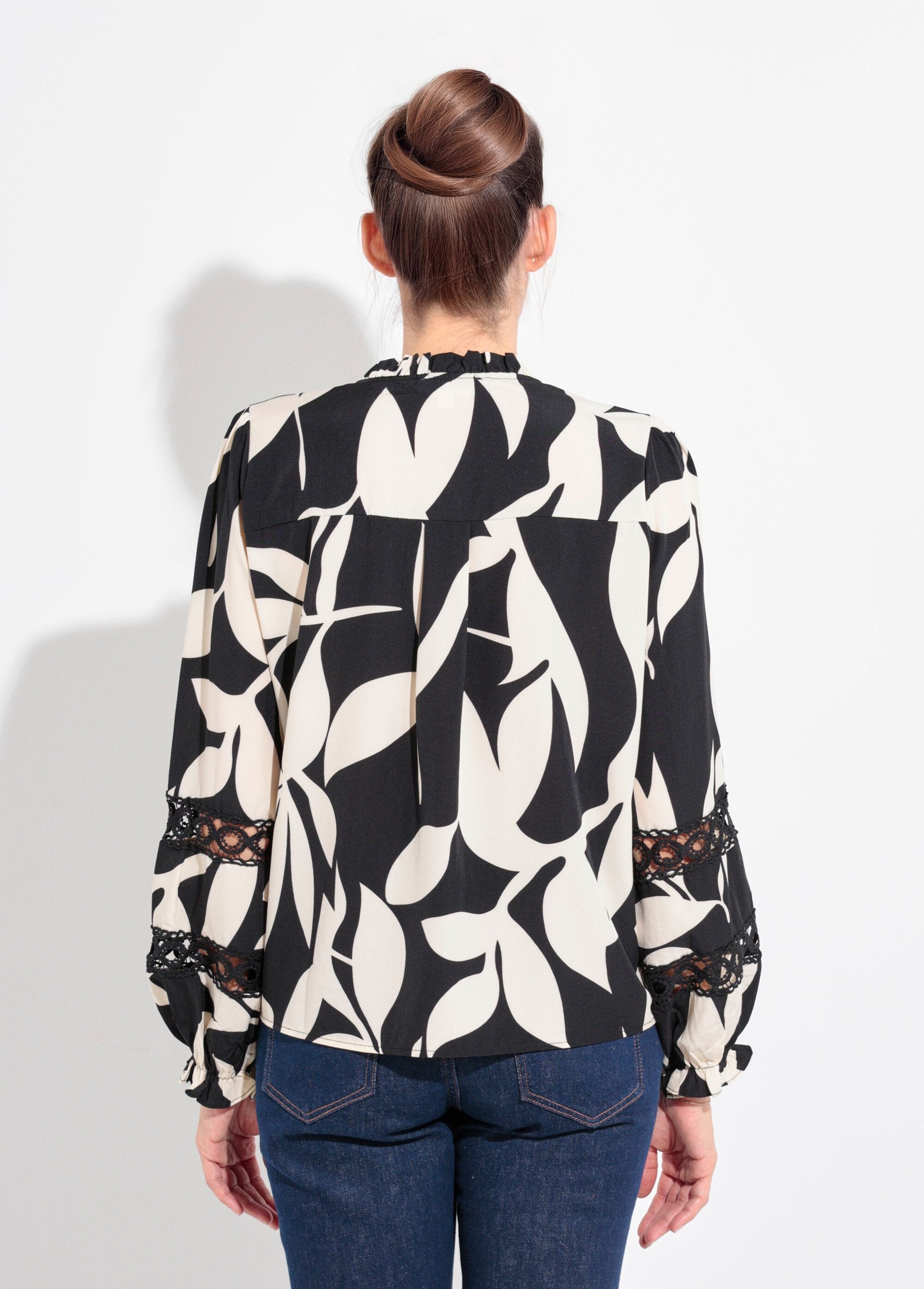 Blusa_con_estampado_gráfico_y_detalles_de_encaje_En_blanco_y_negro_DO1_slim