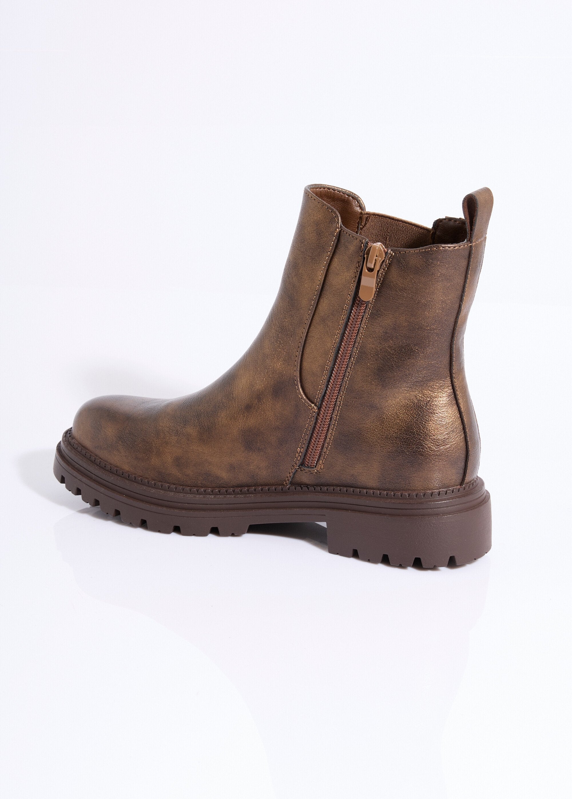 Botas_Chelsea_con_muescas_y_detalles_de_material_Bronce_DO1_slim