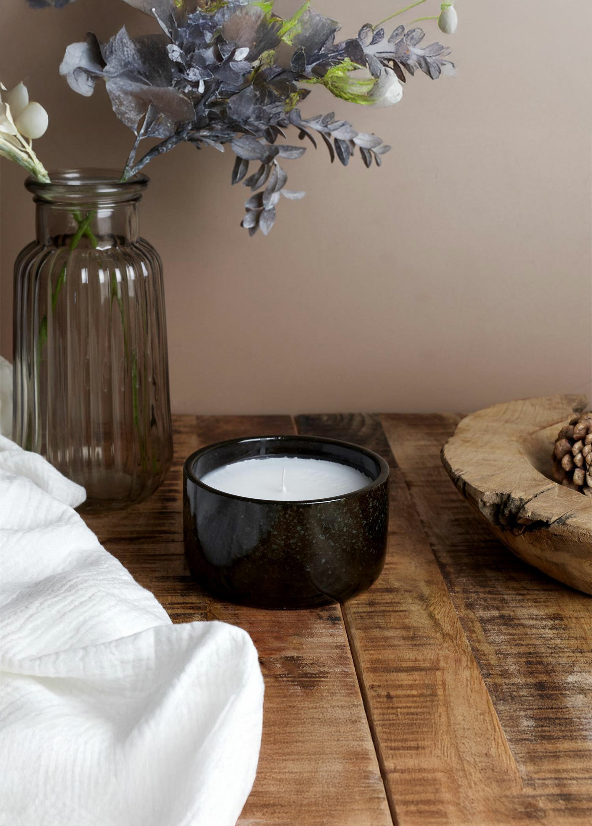 Vela_perfumada_de_cerámica,_12_cm_de_diámetro._Especias_negras_y_de_madera_SF1_slim