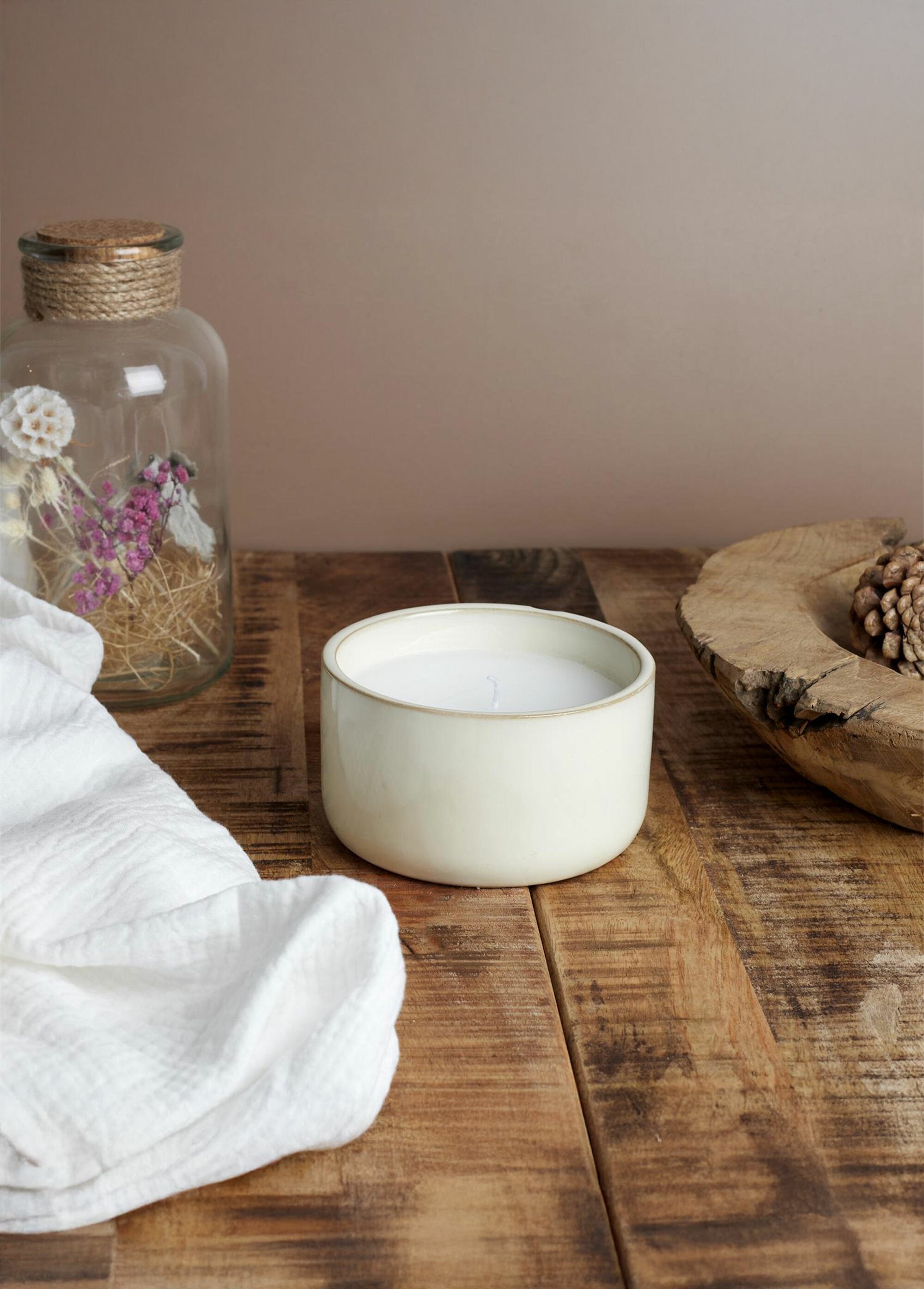 Vela_perfumada_de_cerámica,_12_cm_de_diámetro._Madera_beige_y_jengibre_SF1_slim