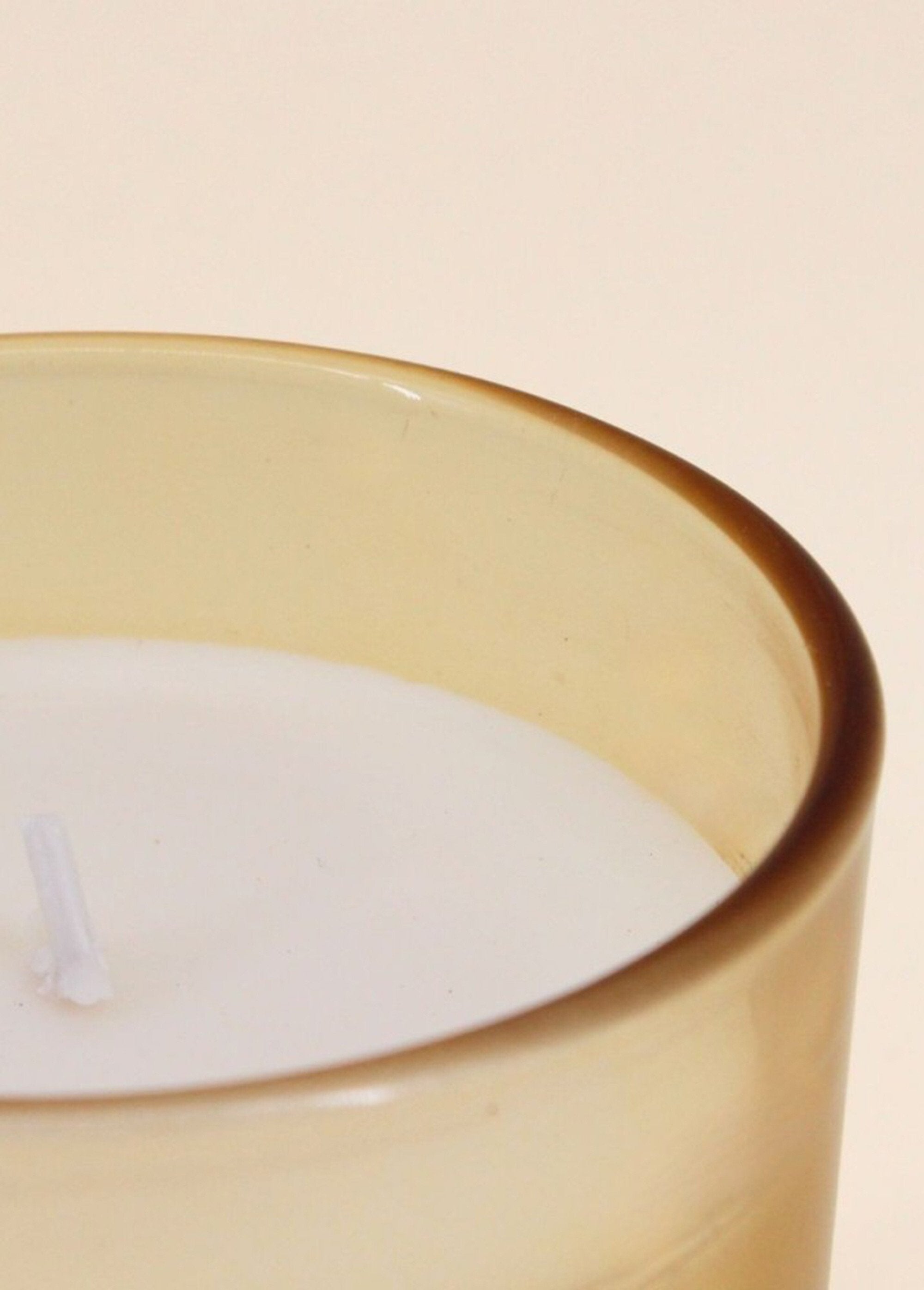 Vela_perfumada_en_frasco_de_vidrio_con_tapa._AMARILLO_DE2_slim