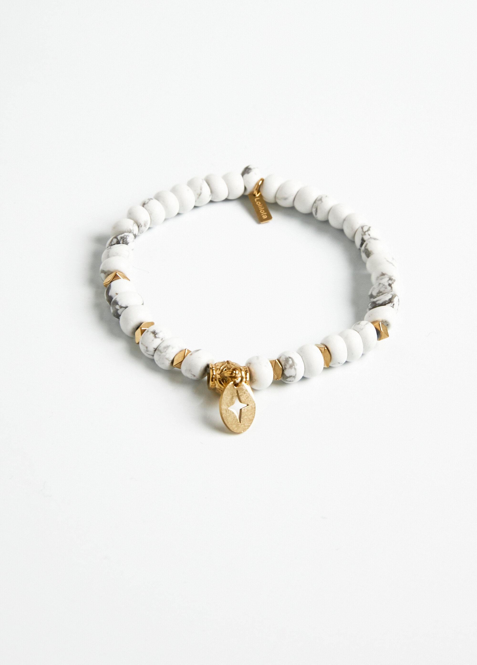 Pulsera_de_perlas._Blanco,_Blanca_DE1_slim