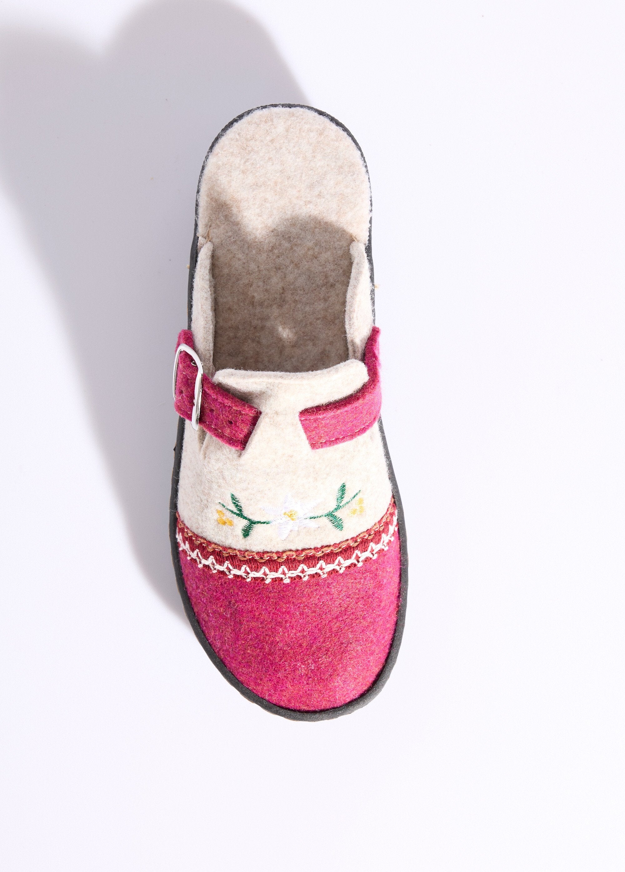 Pantuflas_tipo_mule_bordadas_de_ancho_cómodo_Beige_y_burdeos_OV1_slim