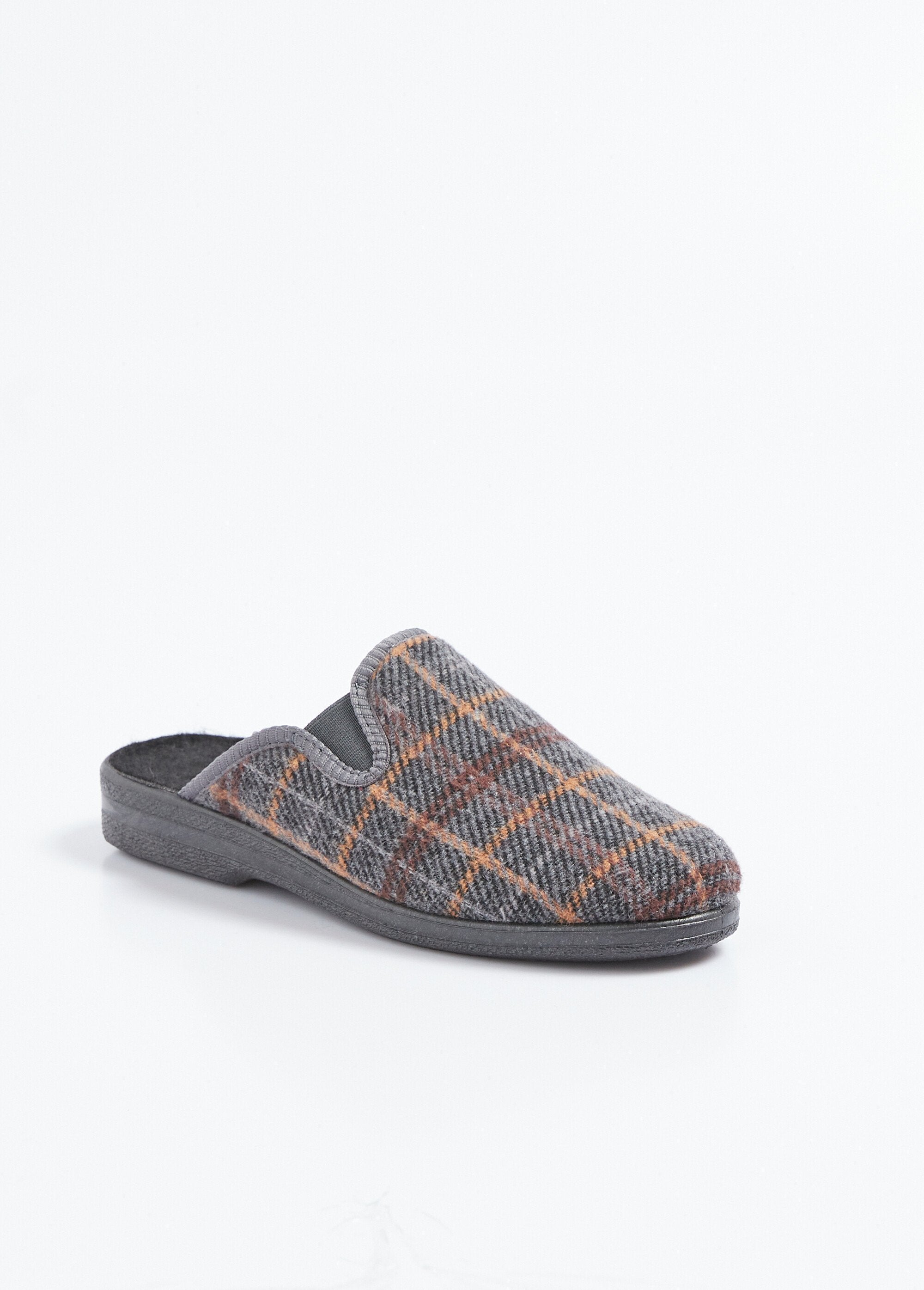 Pantuflas_tipo_mule_con_ancho_cómodo_y_elástico_Gris_FA1_slim