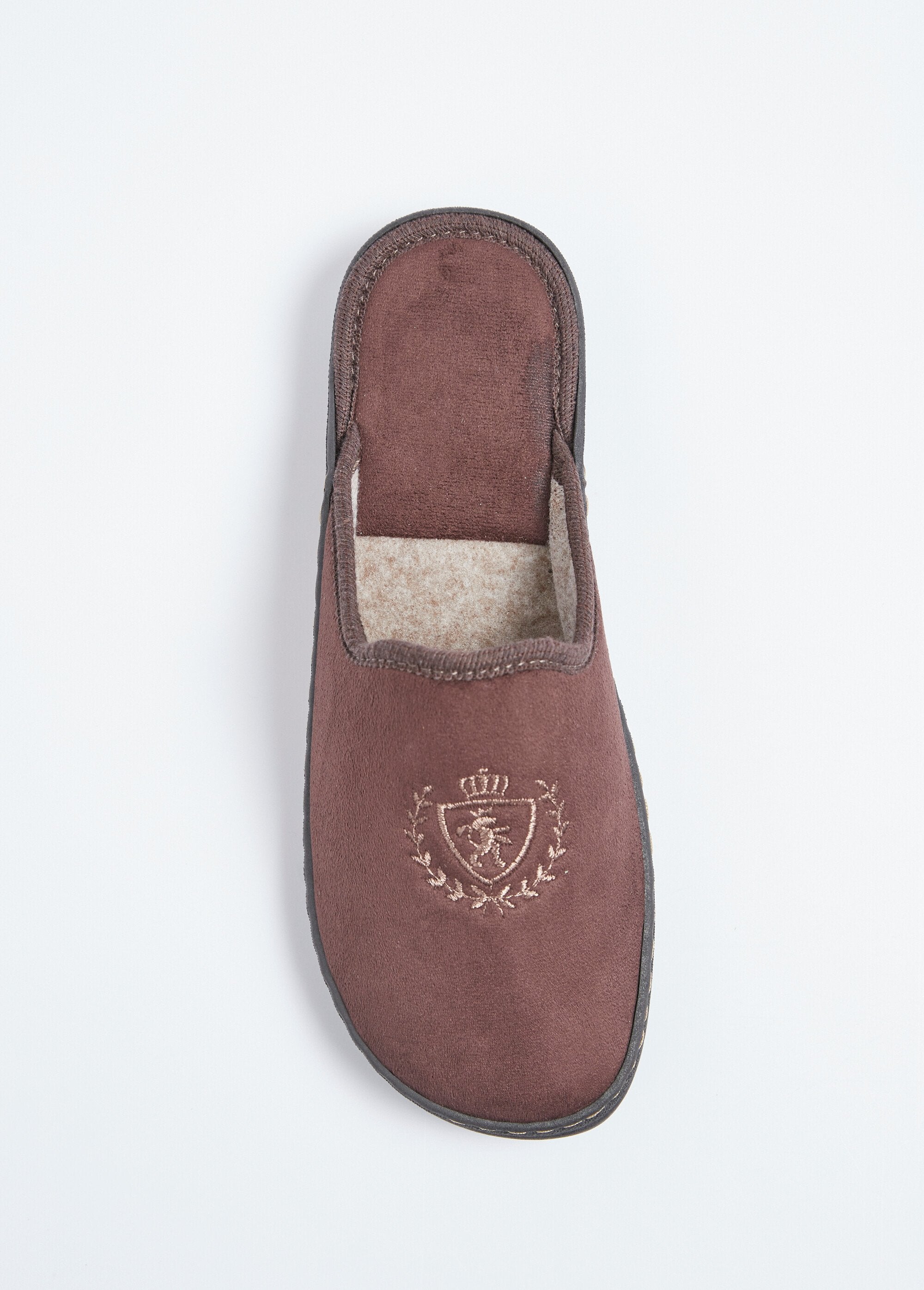 Pantuflas_tipo_mule_de_ancho_cómodo_en_tejido_aterciopelado_bordado_Castaño_OV1_slim