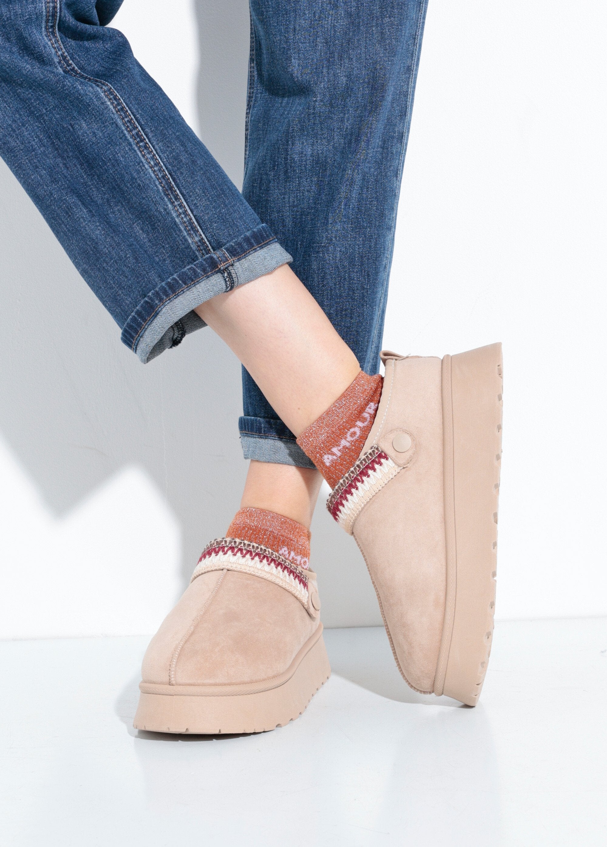 Mules_de_cuña_forrados_de_piel_con_tira_de_fantasía_Beige_SF1_slim