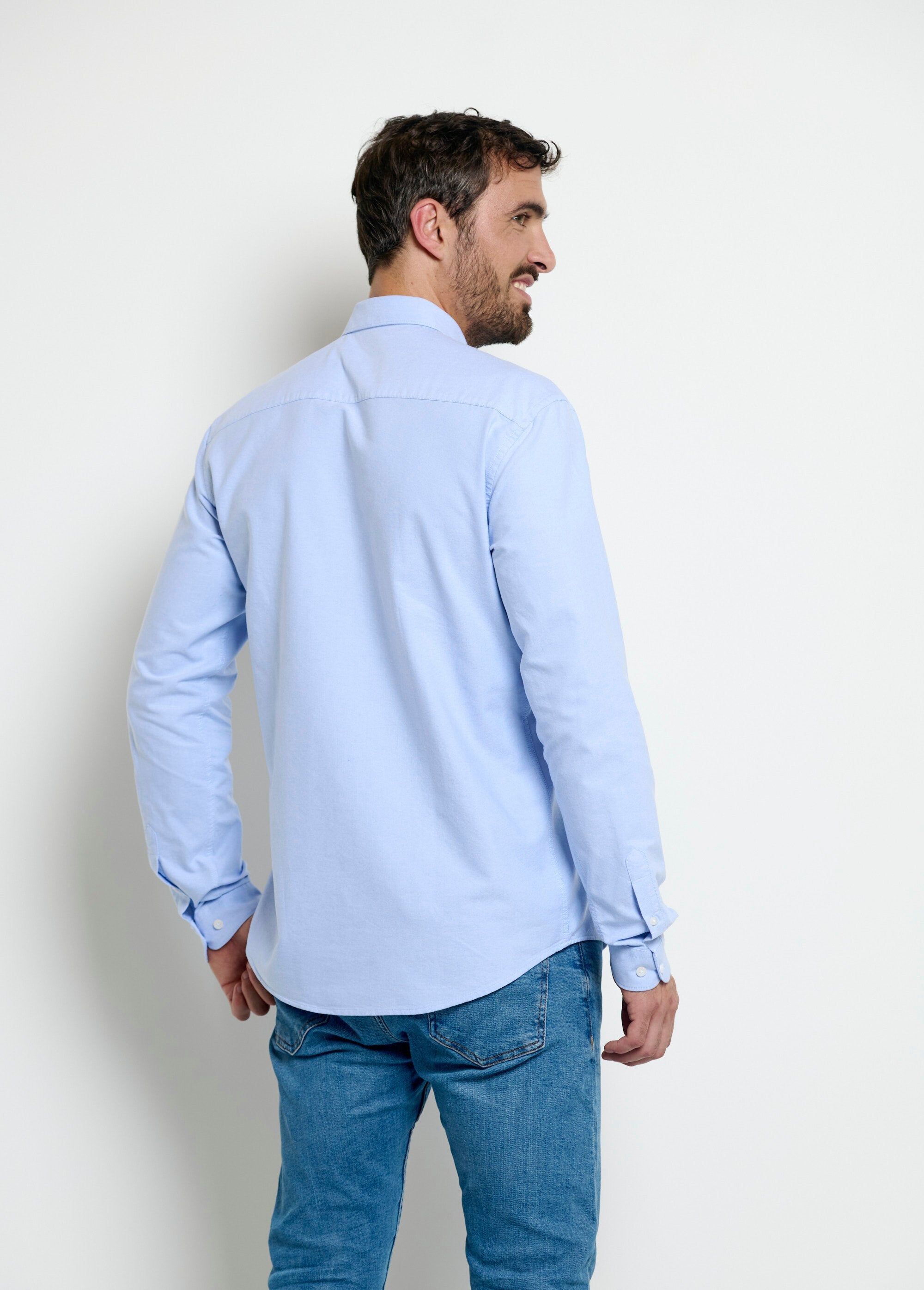 Camisa_clásica_Oxford_con_cuello_abotonado_Azul_DO1_slim
