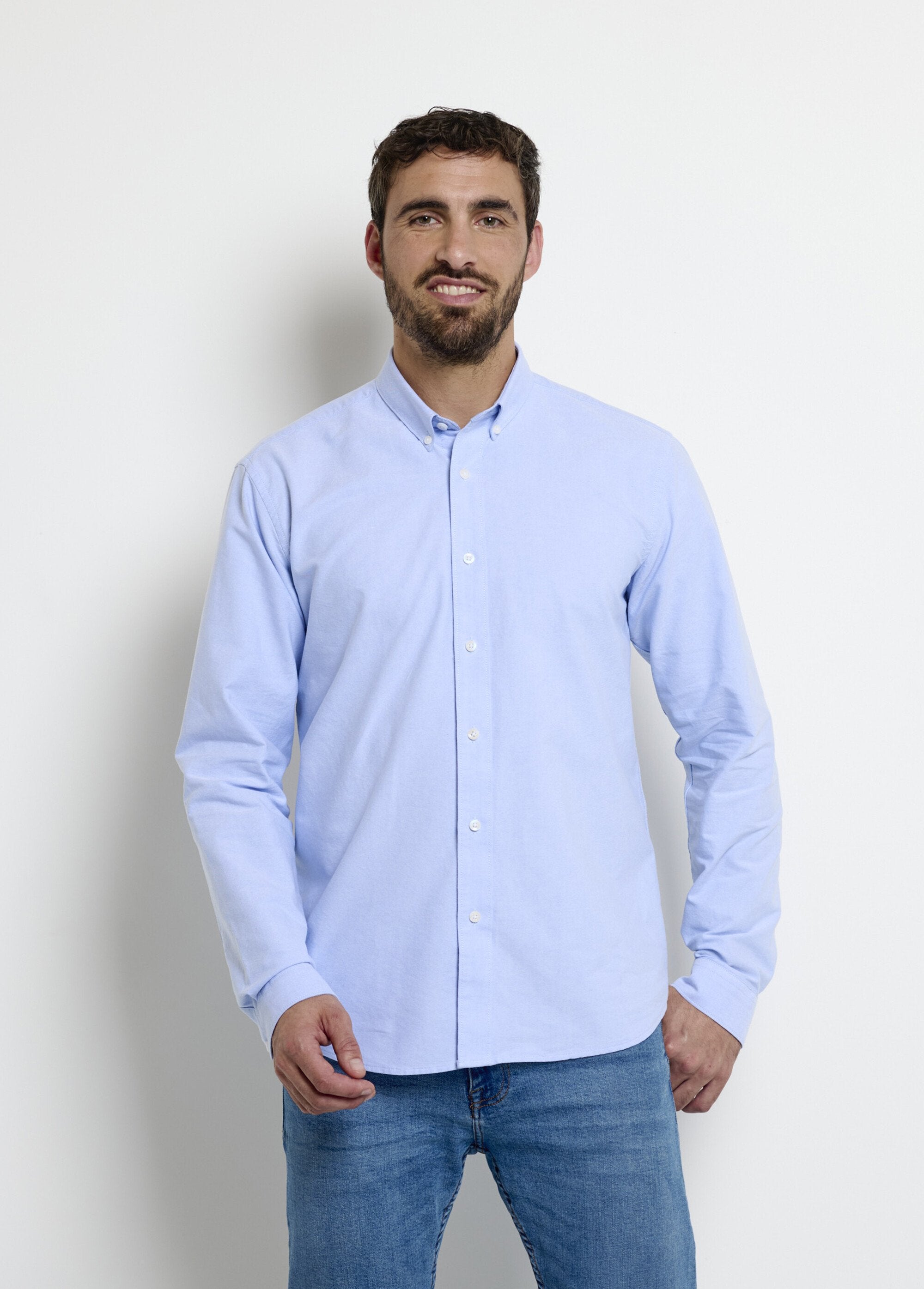 Camisa_clásica_Oxford_con_cuello_abotonado_Azul_FA1_slim
