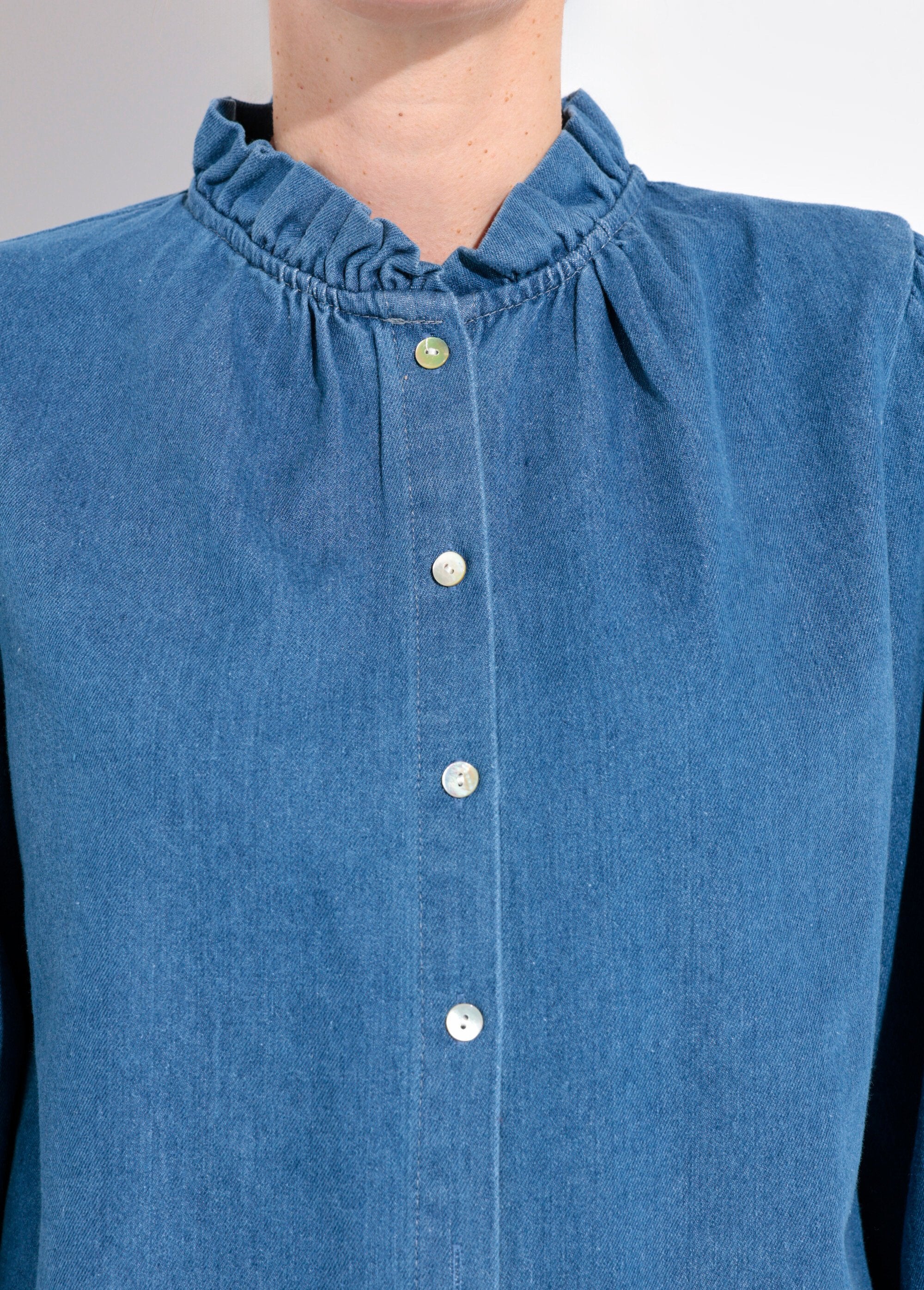 Camisa_vaquera_con_botones_y_cuello_con_volantes_Mezclilla_DE1_slim