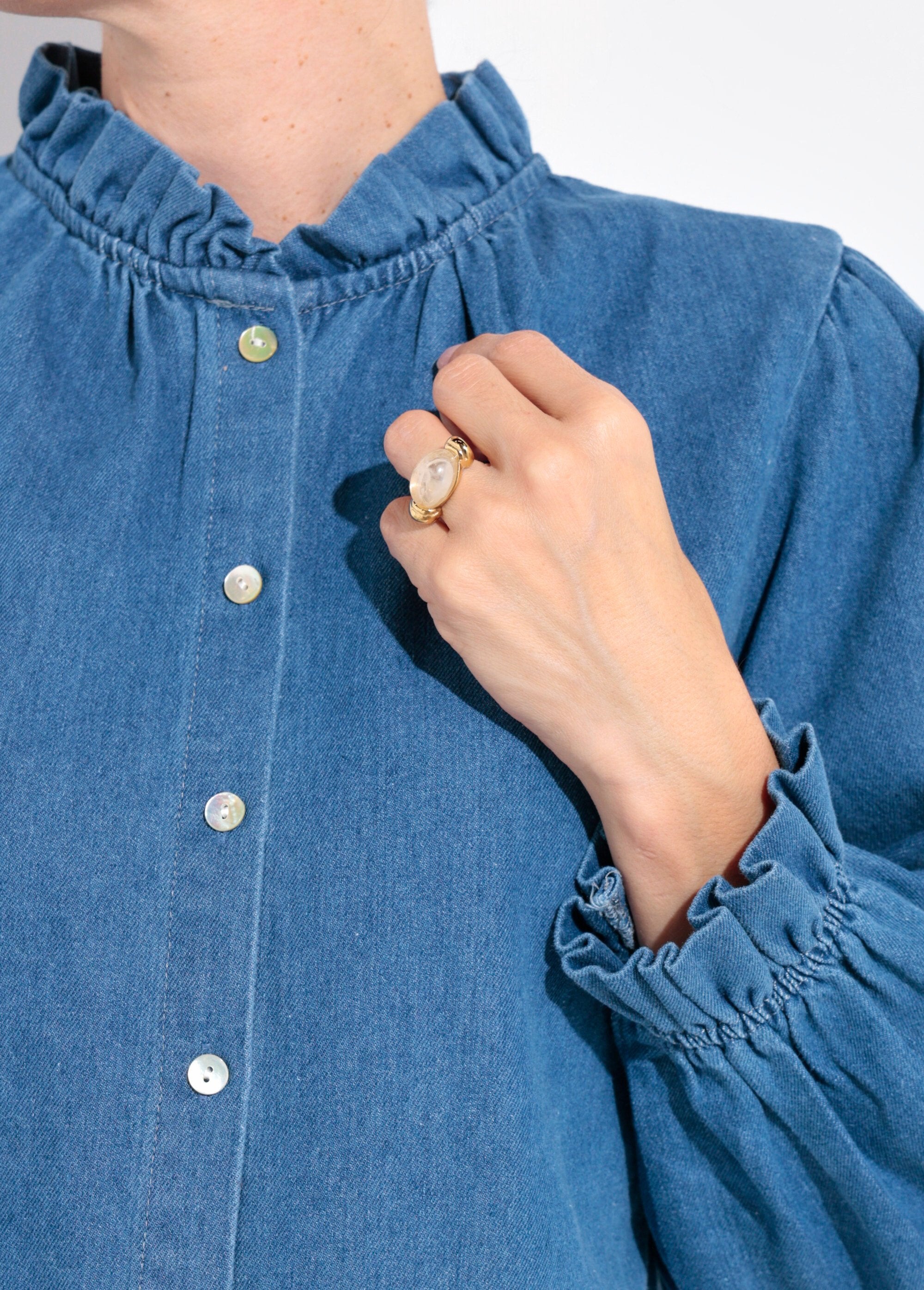 Camisa_vaquera_con_botones_y_cuello_con_volantes_Mezclilla_DE2_slim