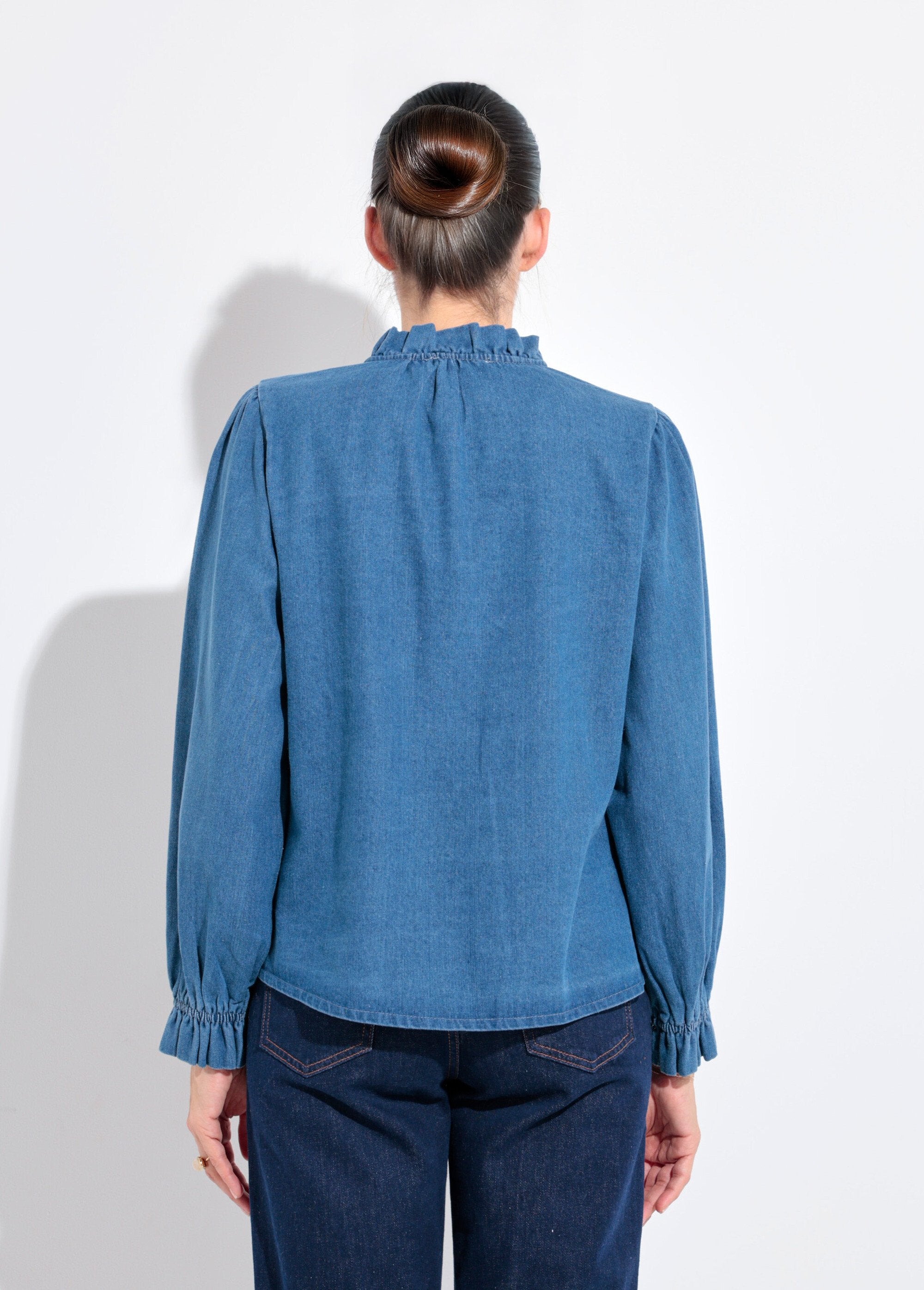 Camisa_vaquera_con_botones_y_cuello_con_volantes_Mezclilla_DO1_slim