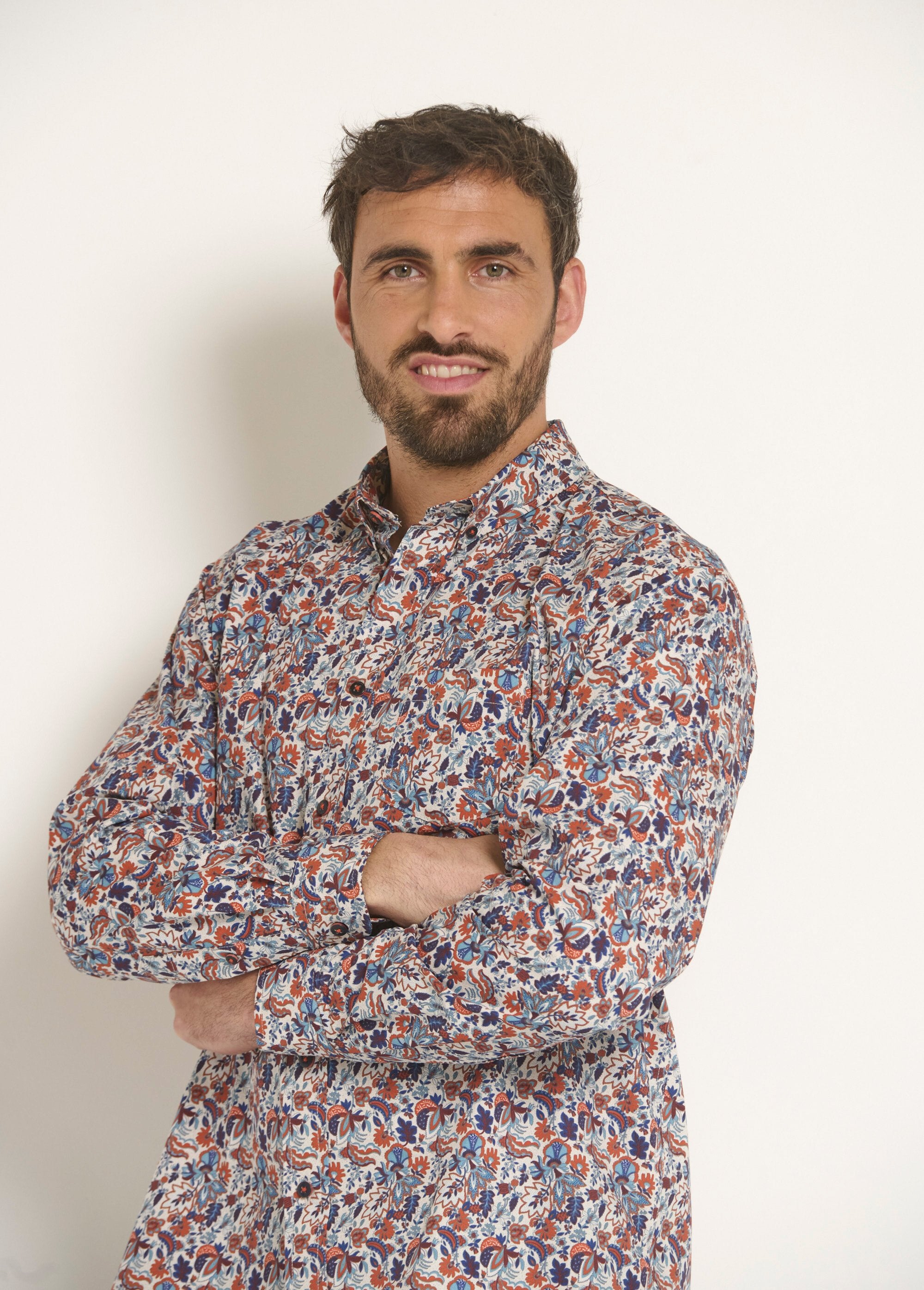 Camisa_con_estampado_paisley_fantasía_naranja_y_azul_DE1_slim