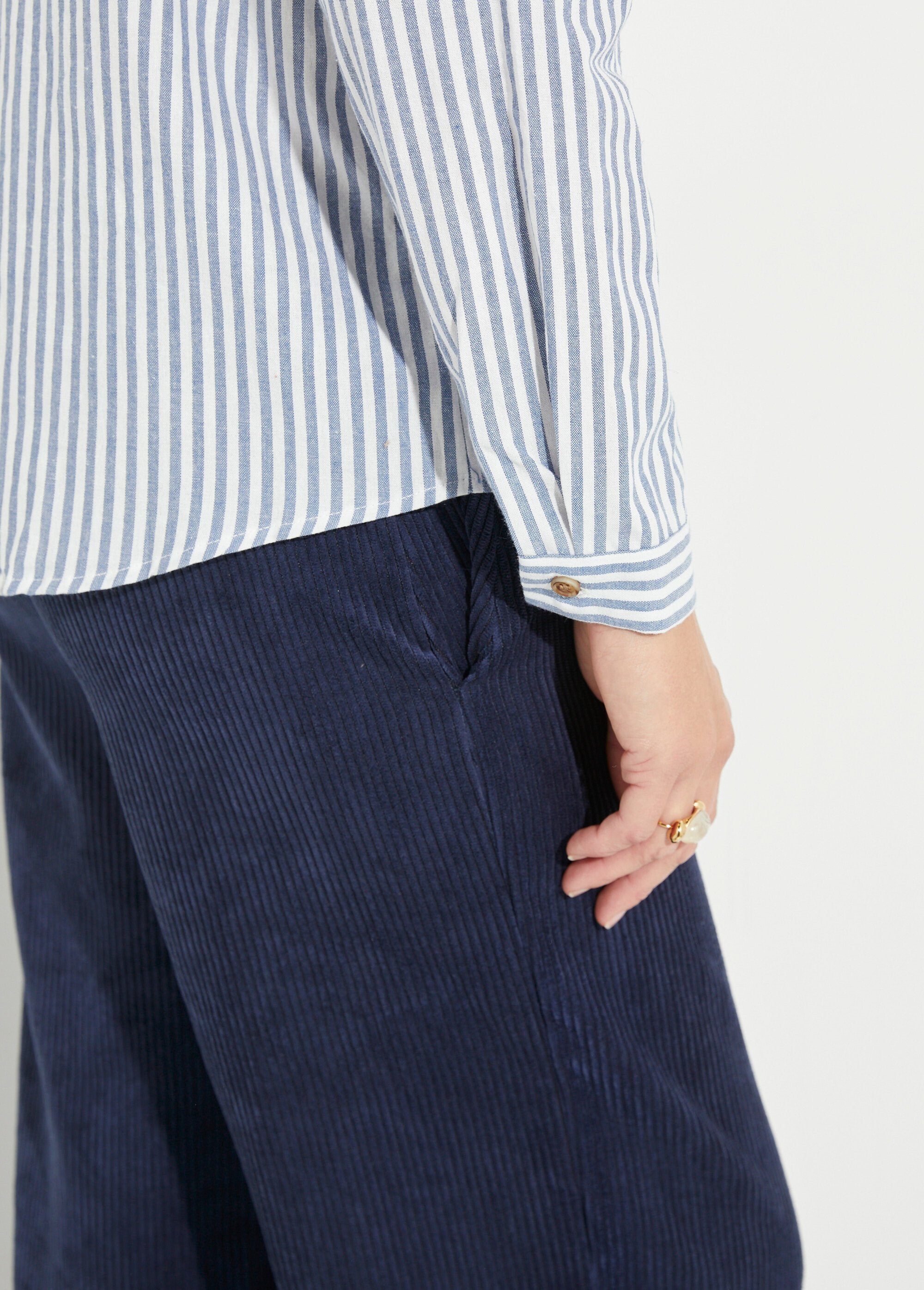 Blusa_de_rayas,_hombros_caídos_Raya_azul_DE2_slim