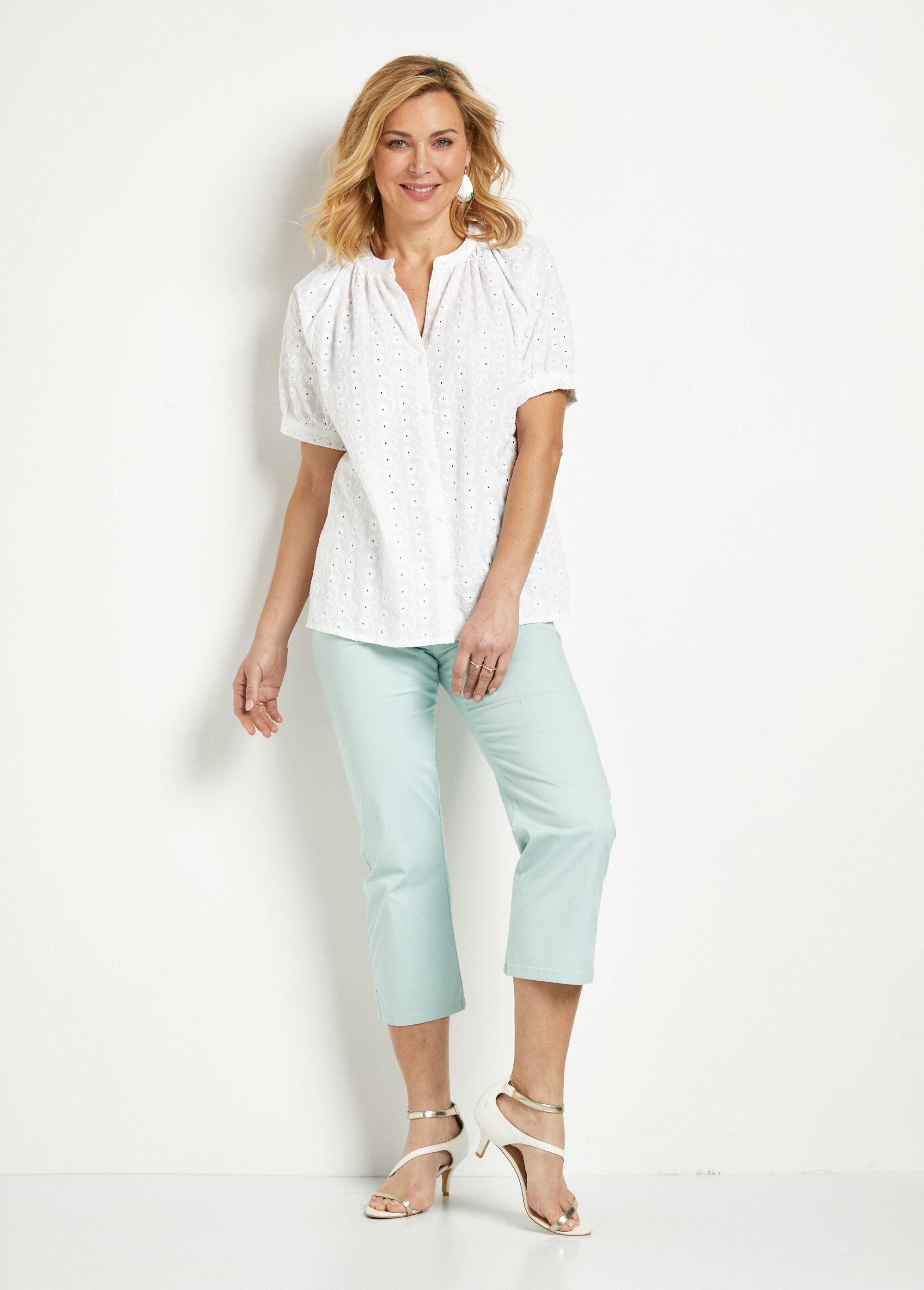 Blusa_holgada_de_algodón_bordada_sin_cuello_Blanco,_Blanca_SF1_slim