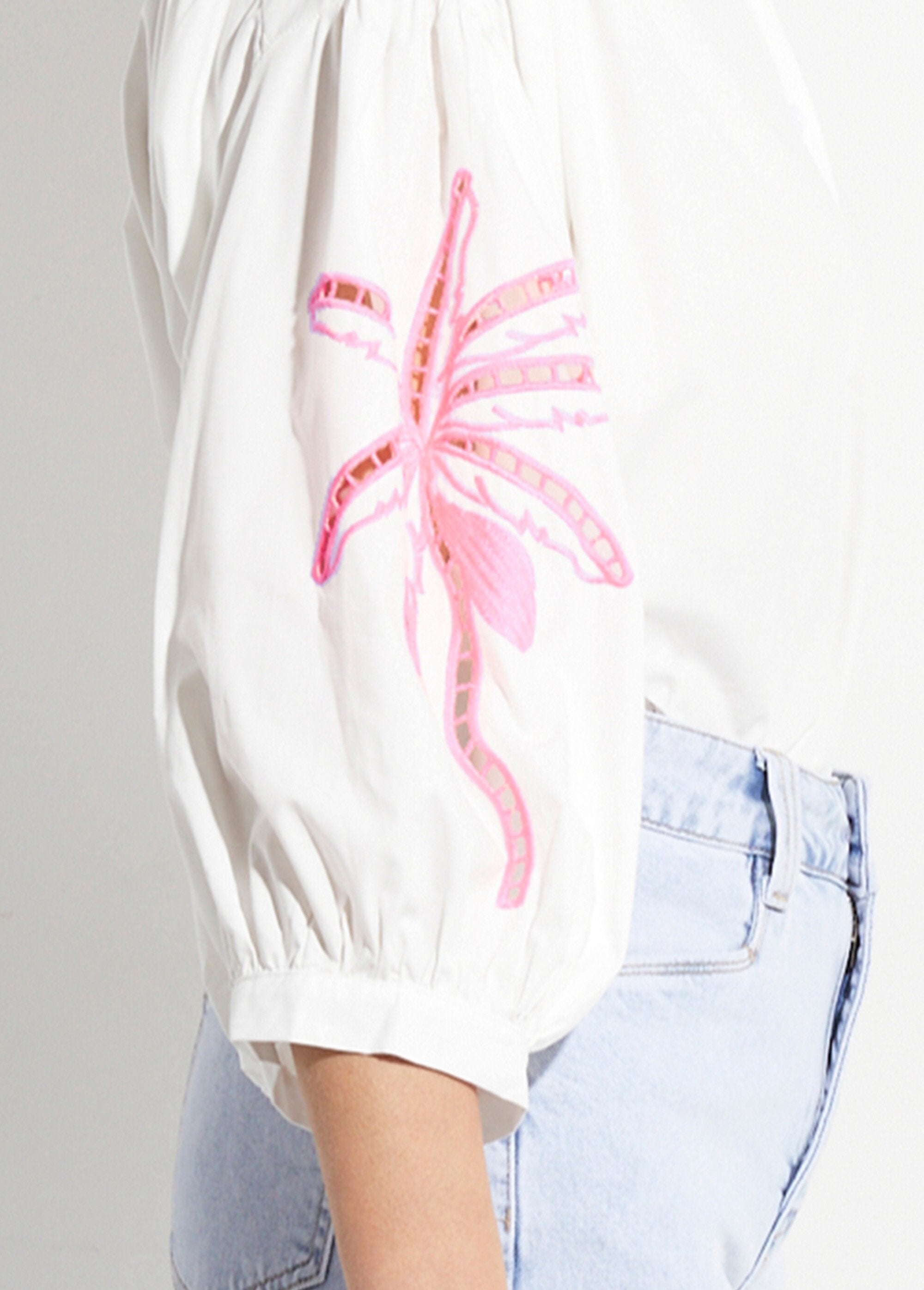 Blusa_holgada_con_mangas_de_palmera_bordadas_Blanco_y_rosa_fluorescente_DE2_slim