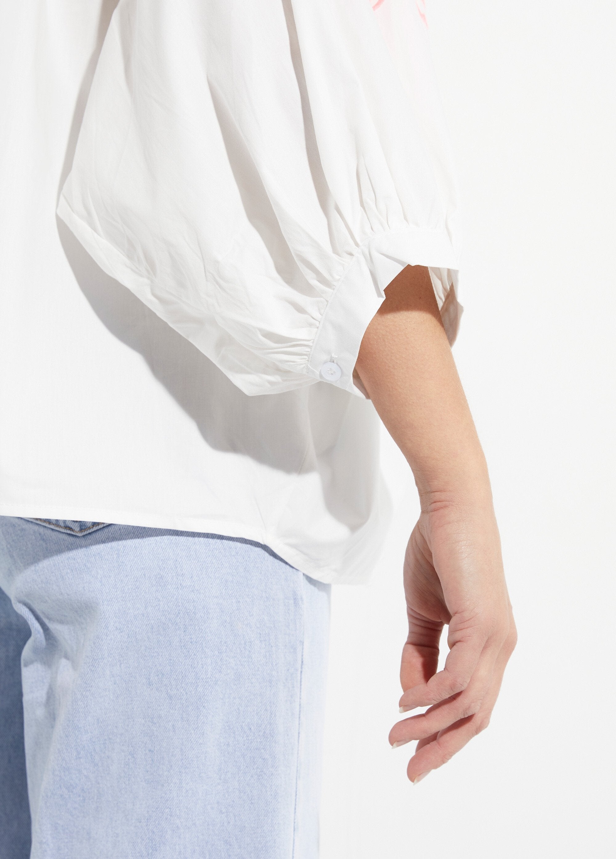 Blusa_holgada_con_mangas_de_palmera_bordadas_Blanco_y_rosa_fluorescente_DE3_slim