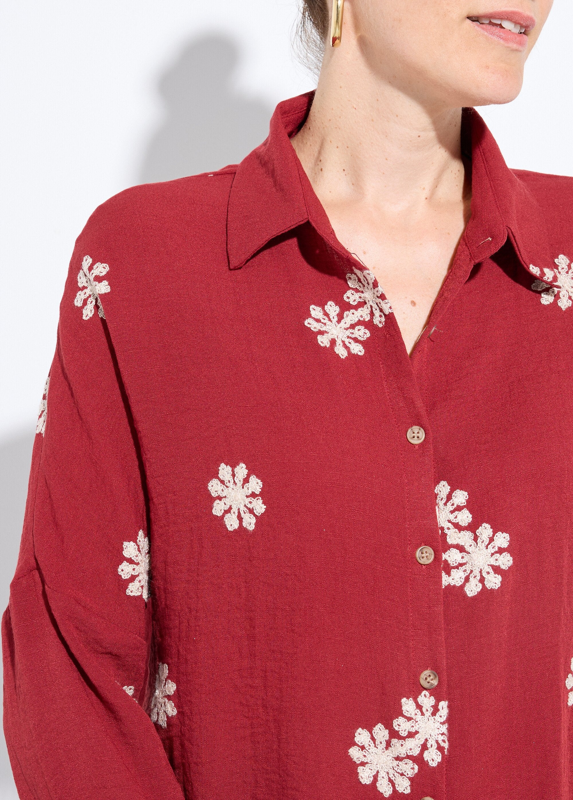 Blusa_con_bordado_de_flores_estilizadas_Bordeaux_DE1_slim