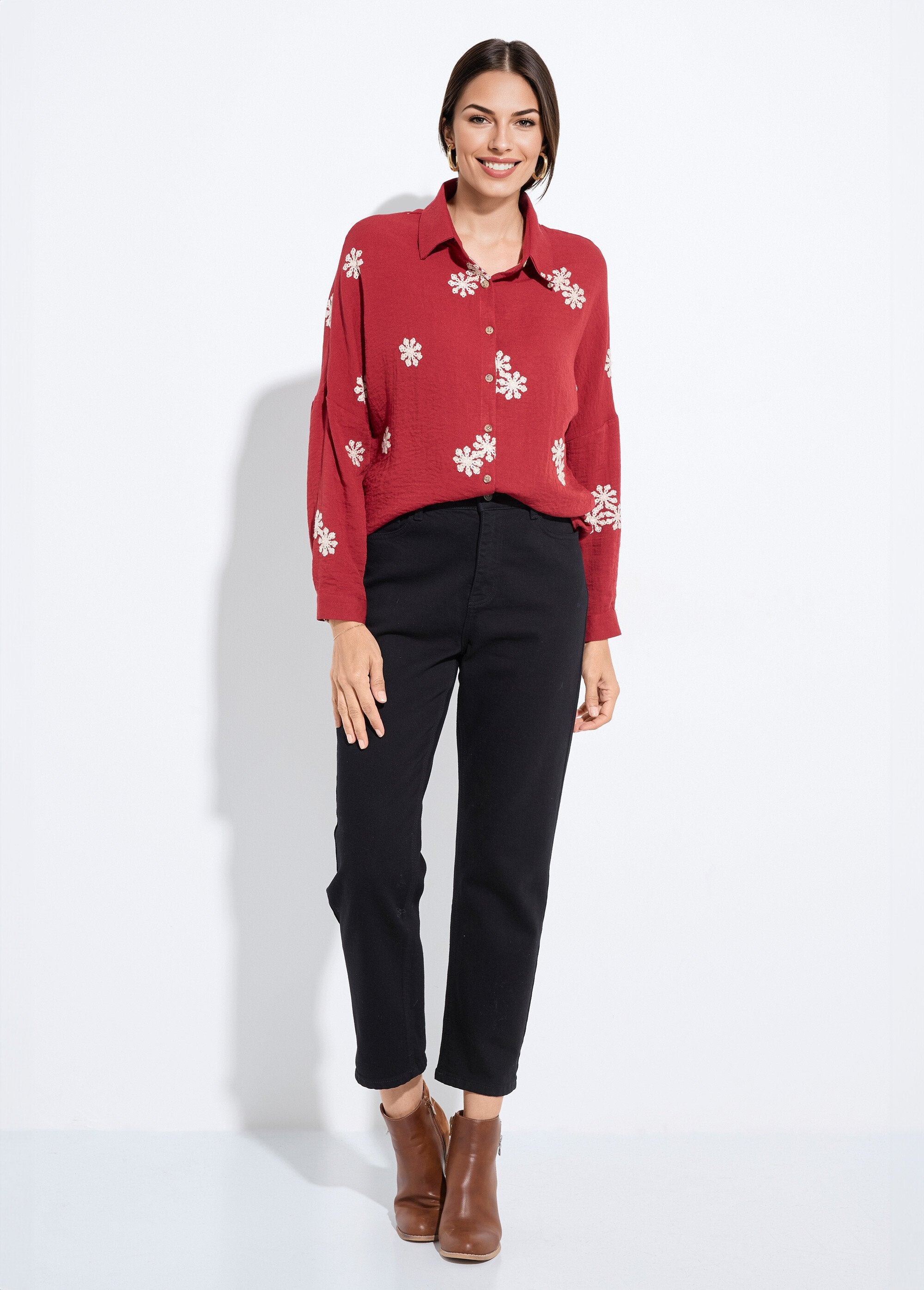 Blusa_con_bordado_de_flores_estilizadas_Bordeaux_SF1_slim