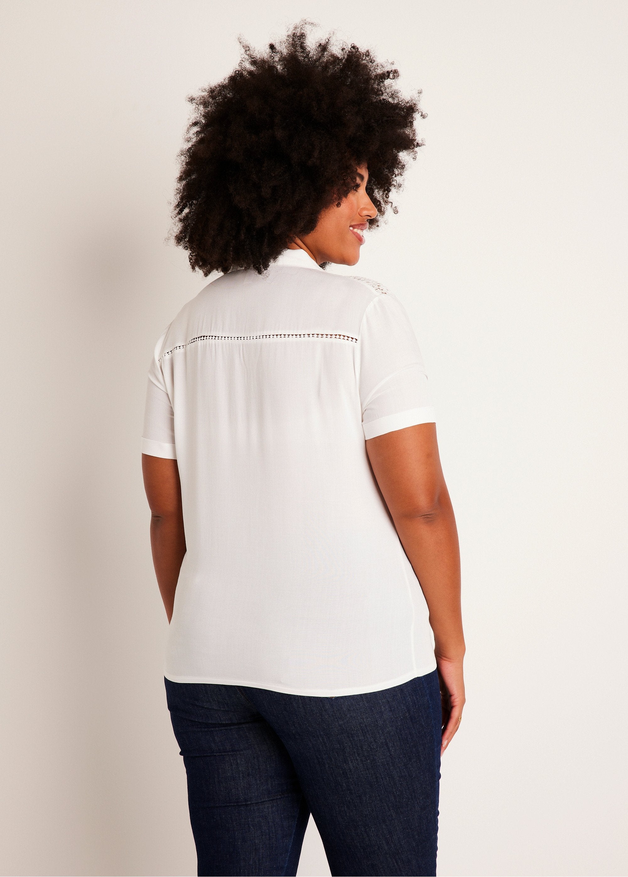 Blusa_abotonada_encaje_y_calado_Crudo_DO1_curvy