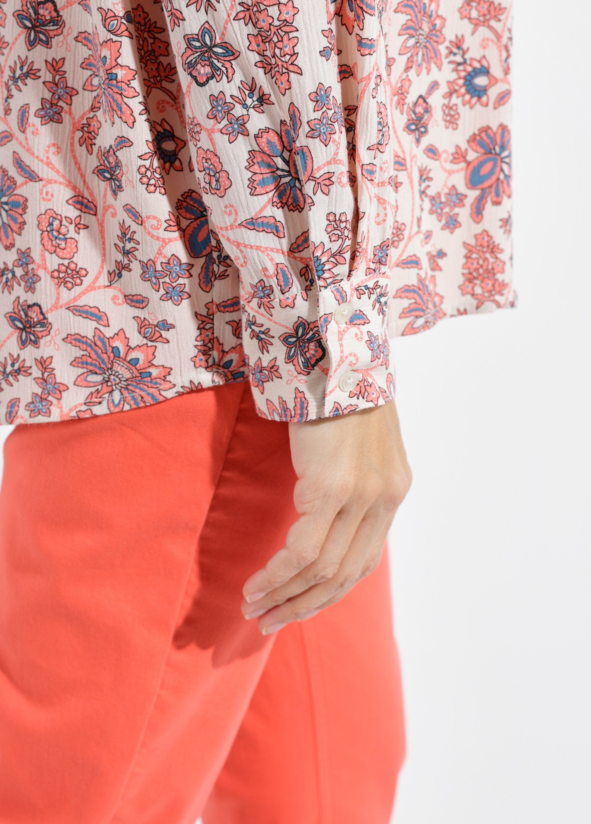 Blusa_larga_fluida_con_estampado_floral_y_botones_Blanco_y_rosa_DE2_slim