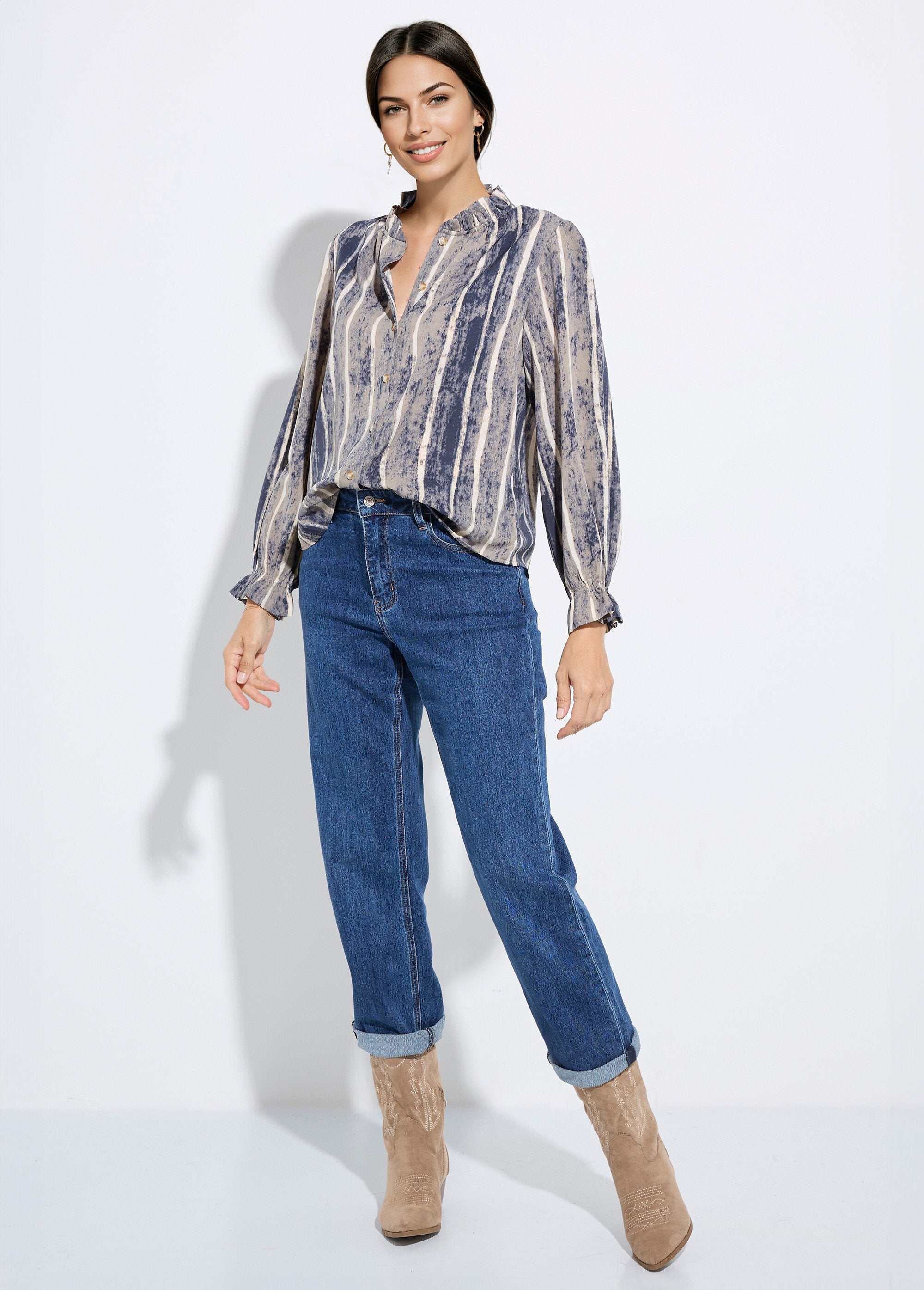 Blusa_plisada_de_cuello_alto_con_estampado_de_rayas_Gris_y_crudo_SF1_slim