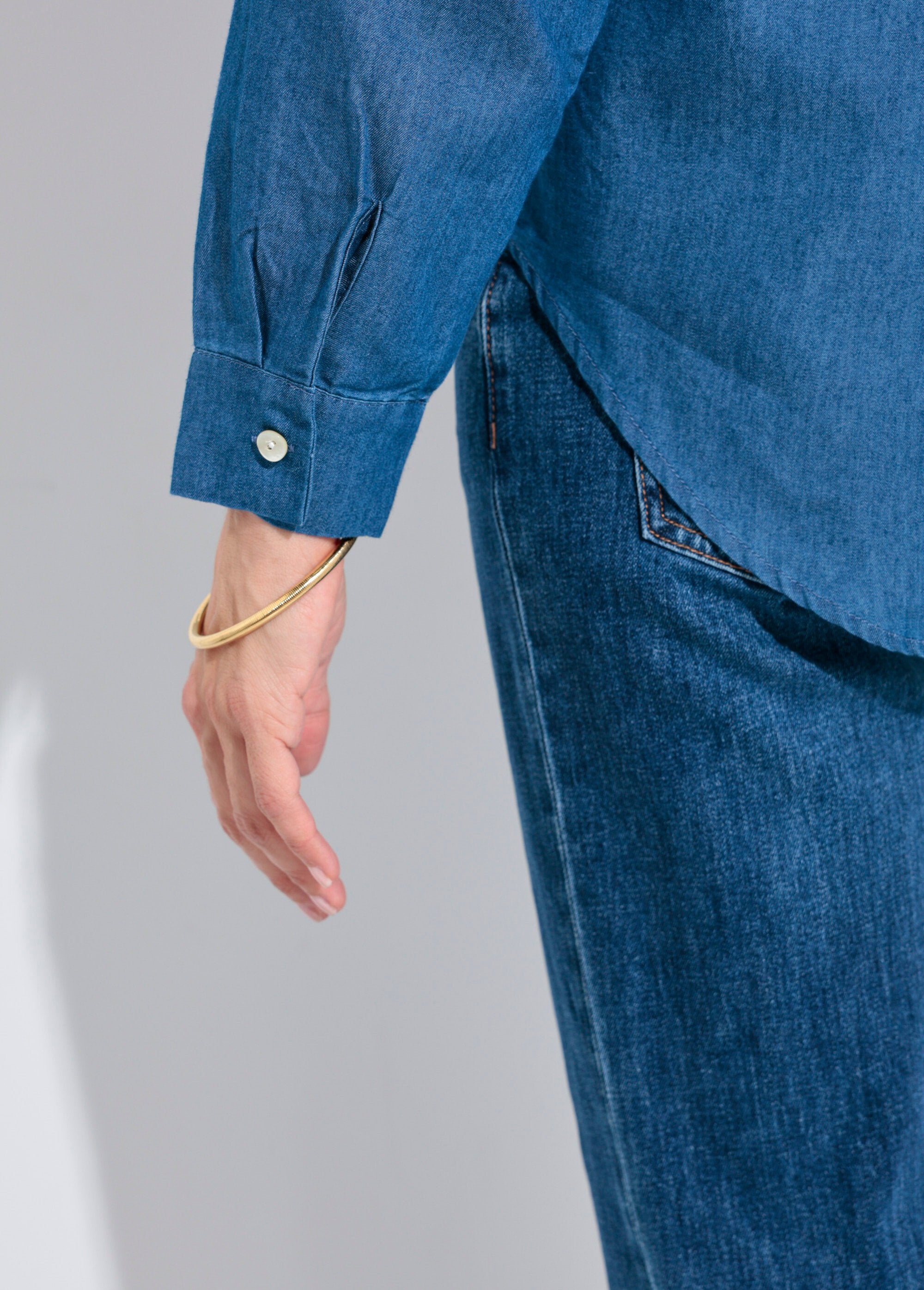 Blusa_de_manga_larga_con_cuello_sastre_de_chambray_Mezclilla_DE2_slim