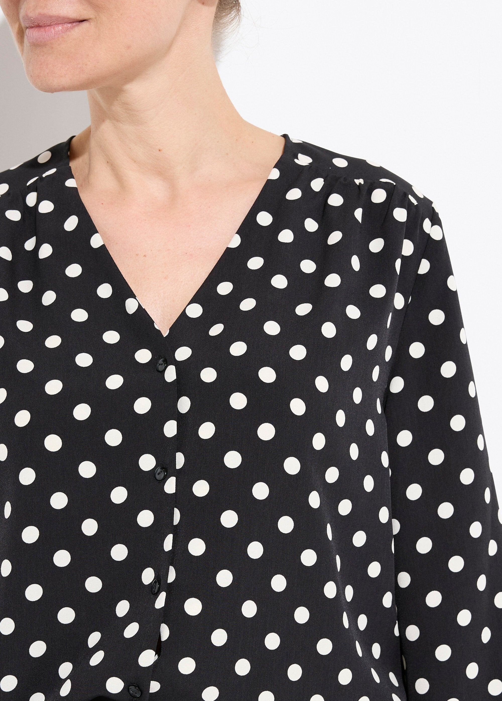 Blusa_de_manga_larga_con_estampado_de_lunares_y_cuello_en_V_Negro_y_crudo_DE1_slim