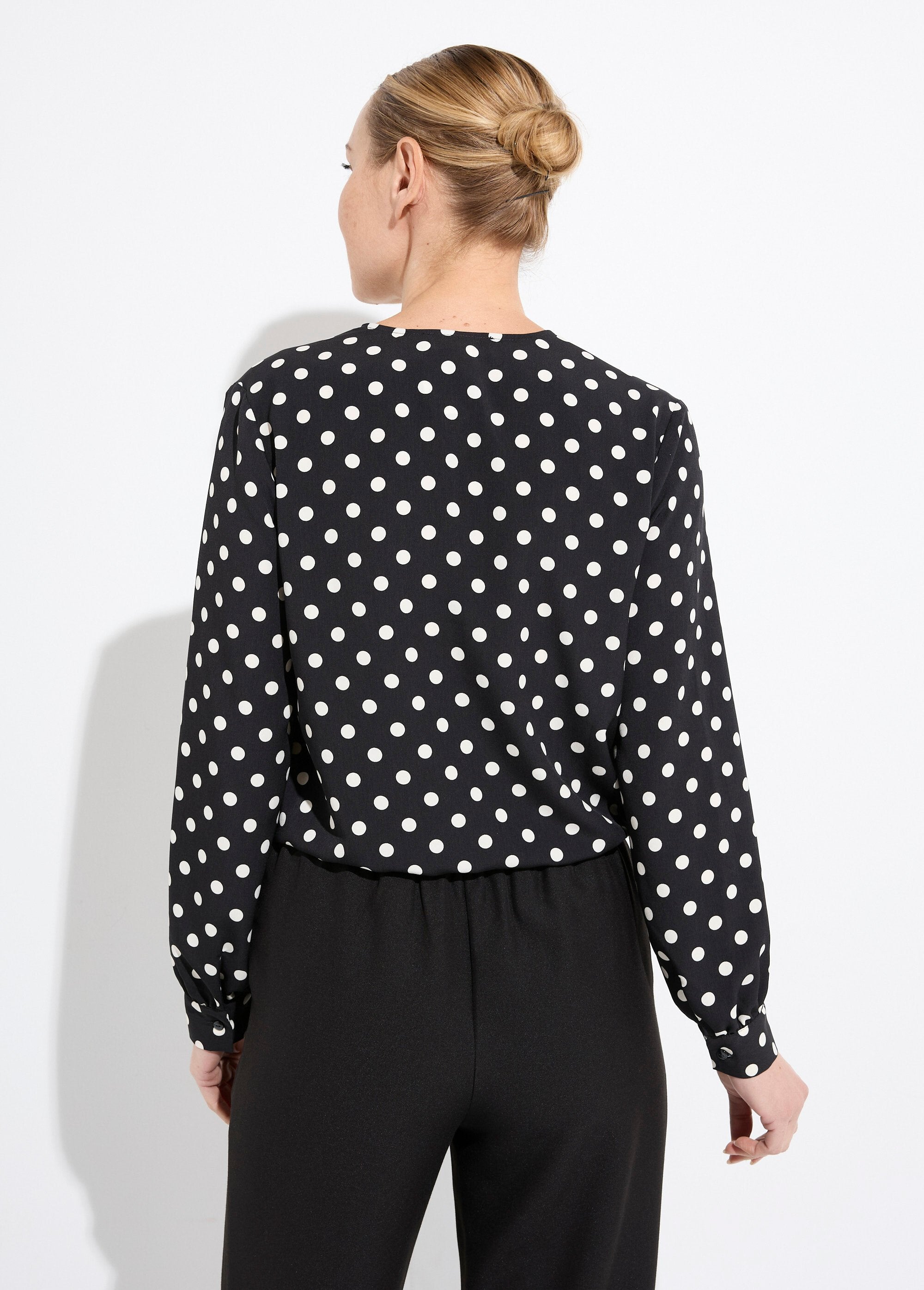 Blusa_de_manga_larga_con_estampado_de_lunares_y_cuello_en_V_Negro_y_crudo_DO1_slim