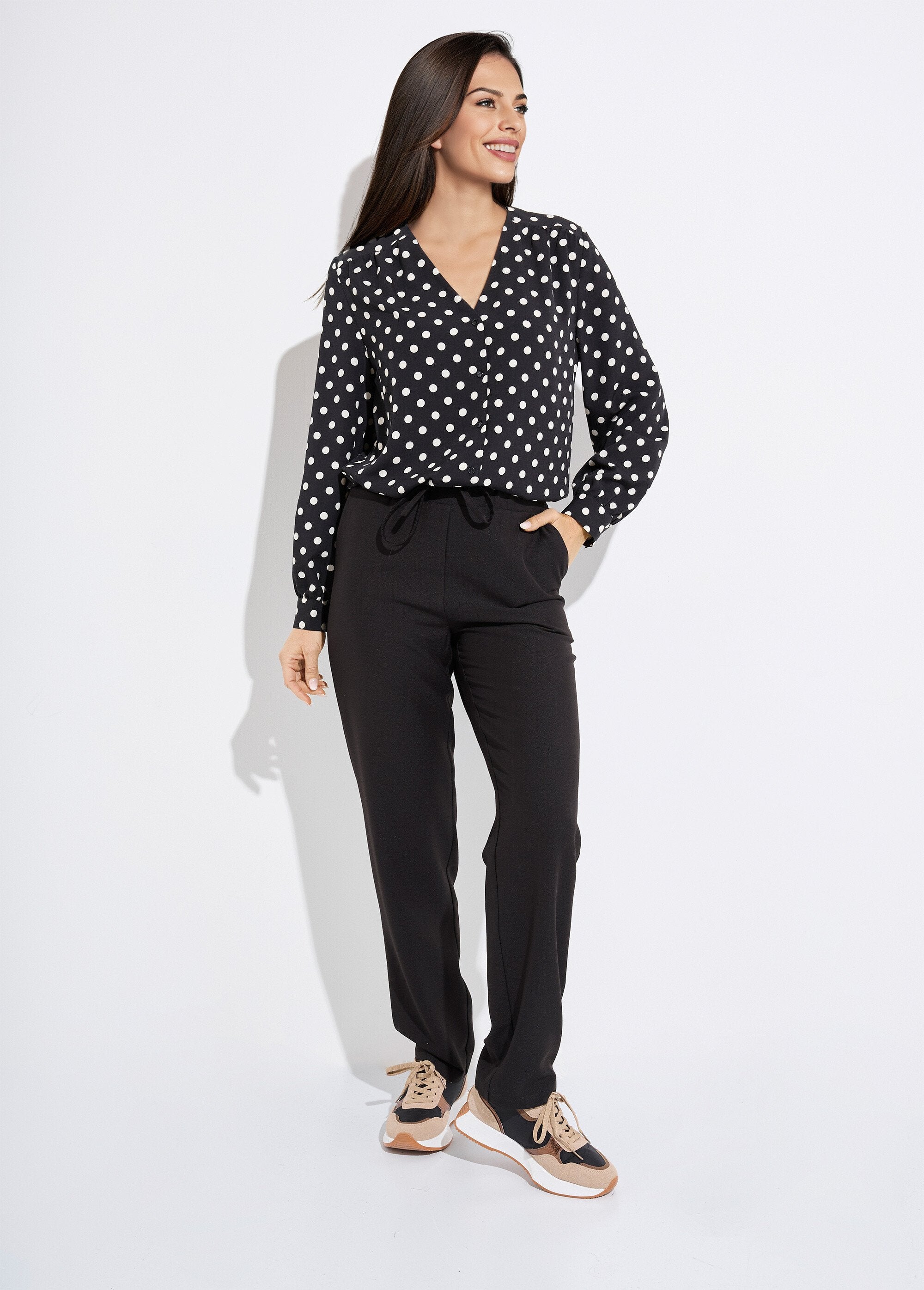 Blusa_de_manga_larga_con_estampado_de_lunares_y_cuello_en_V_Negro_y_crudo_SF1_slim