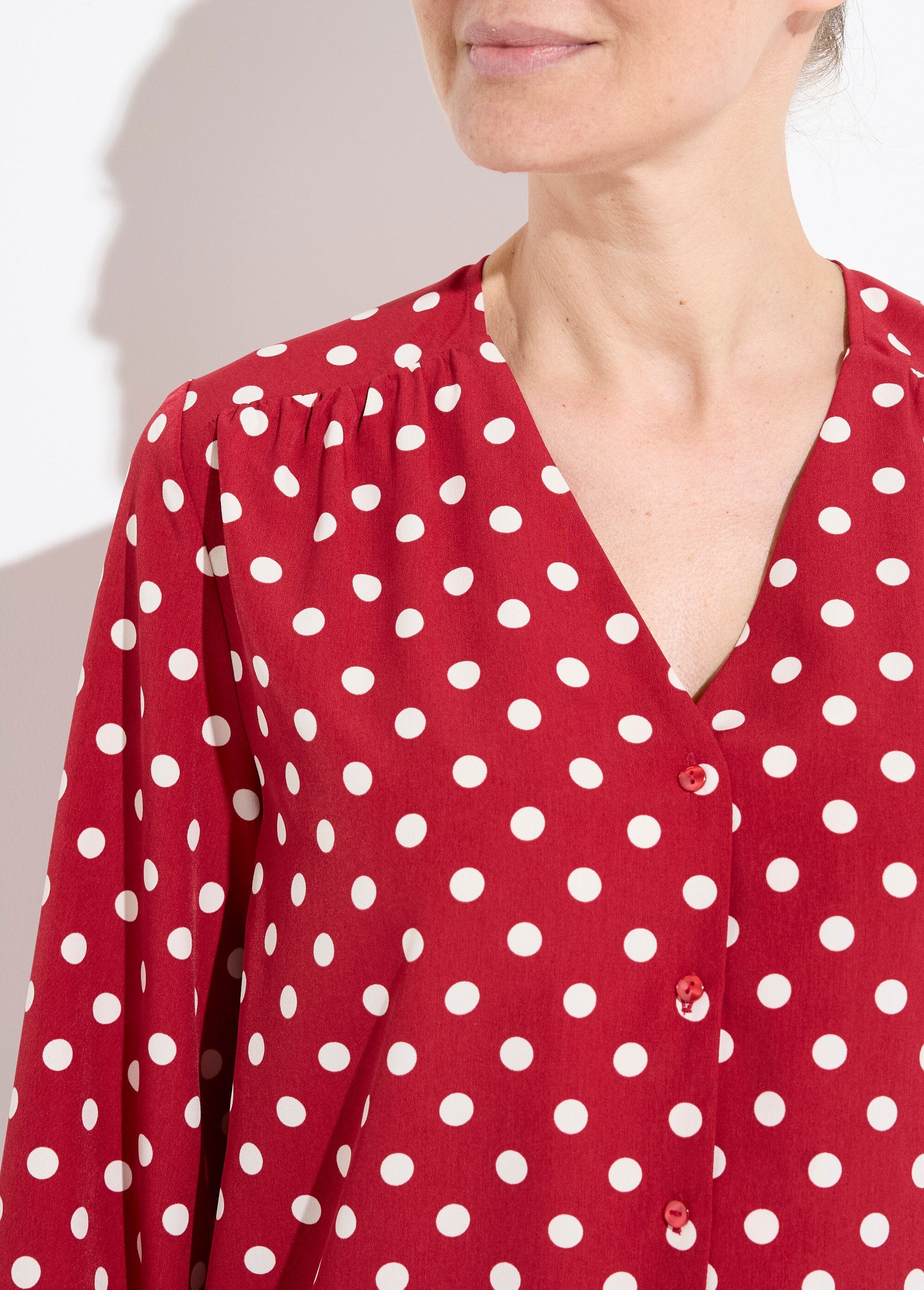 Blusa_de_manga_larga_con_estampado_de_lunares_y_cuello_en_V_Burdeos_y_crudo_DE1_slim