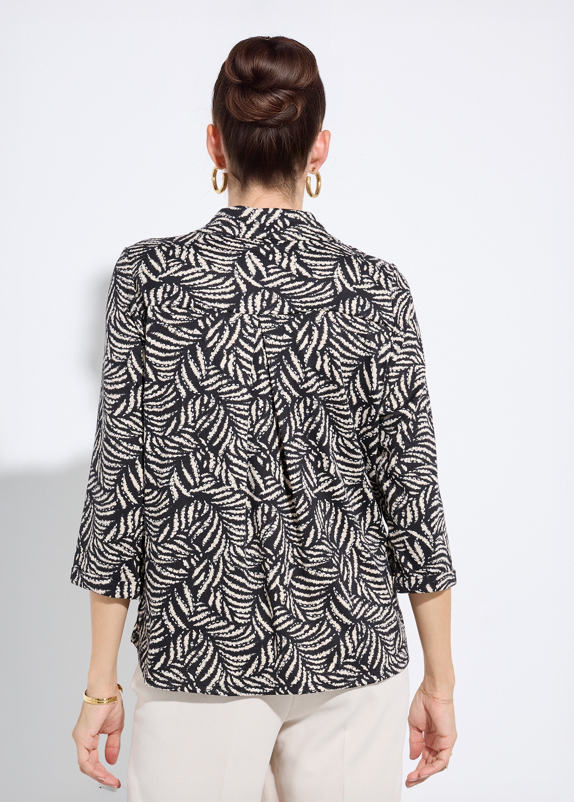 Blusa_de_hojas_fluidas_con_cuello_sastre_Negro_y_crudo_DO1_slim